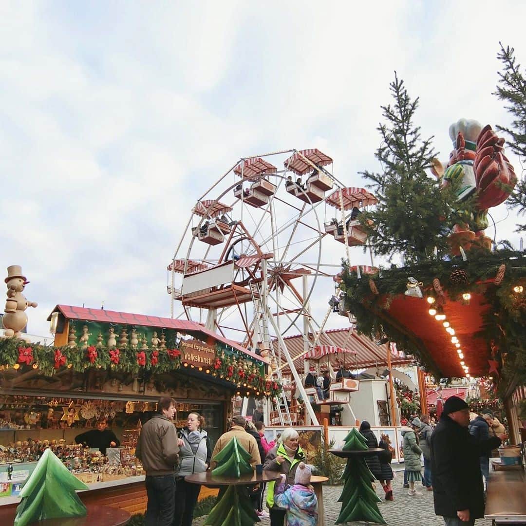 的場絢香さんのインスタグラム写真 - (的場絢香Instagram)「#20191224﻿ ﻿ ドイツ最古のクリスマスマーケット﻿ " Dresden Striezelmarkt "🎠*.・﻿ 1434年にスタートして今年で585回目！﻿ ﻿ お店がどれもかわいくてかわいくて。﻿ シナモンとホットワインの香りが﻿ どこからともなくしてるの~。﻿ ﻿ 焼いたジャガイモにリンゴソースのせた﻿ Reibekuchenがむちゃうまっ！🥔🍎﻿ ﻿ メリーゴーランドや観覧車があって﻿ とってもメルヘン🎡♡﻿ 大きーいツリーやタワーも素敵🎄✧﻿ ﻿ *﻿ ﻿ 今回のヨーロッパ旅行は﻿ 今井ちゃんとふたりたび〜✌︎！﻿ クリスマスも年越しも一緒に過ごすよ💕﻿ ﻿ ___________________________________________ #マトバの海外旅行記 #ドイツ #ドレスデン #ヨーロッパ #クリスマスマーケット #クリスマス #germany #dresden #christmasmarket #xmas  #striezelmarkt #happy」12月26日 19時55分 - ayaka_matoba