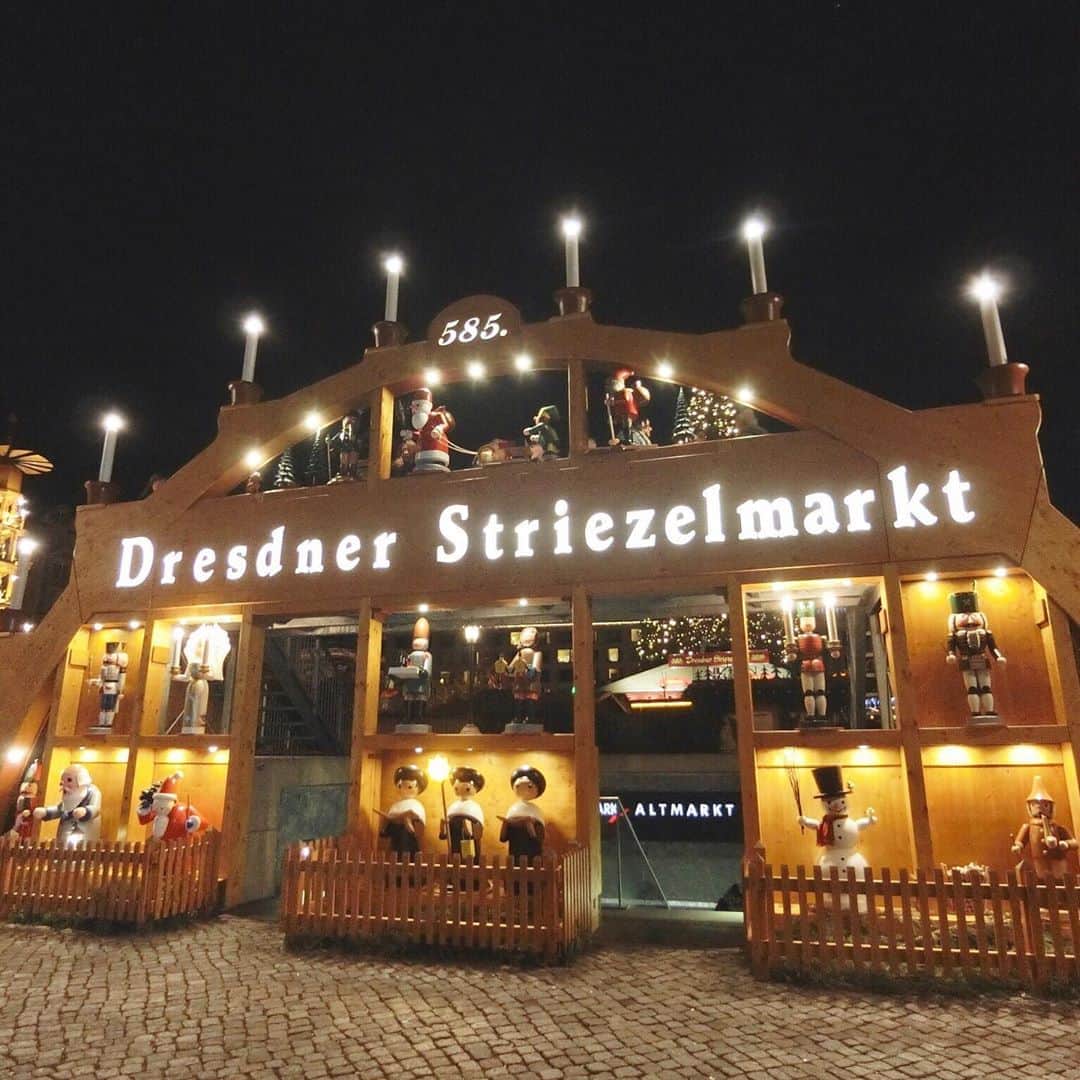 的場絢香さんのインスタグラム写真 - (的場絢香Instagram)「#20191224﻿ ﻿ ドイツ最古のクリスマスマーケット﻿ " Dresden Striezelmarkt "🎠*.・﻿ 1434年にスタートして今年で585回目！﻿ ﻿ お店がどれもかわいくてかわいくて。﻿ シナモンとホットワインの香りが﻿ どこからともなくしてるの~。﻿ ﻿ 焼いたジャガイモにリンゴソースのせた﻿ Reibekuchenがむちゃうまっ！🥔🍎﻿ ﻿ メリーゴーランドや観覧車があって﻿ とってもメルヘン🎡♡﻿ 大きーいツリーやタワーも素敵🎄✧﻿ ﻿ *﻿ ﻿ 今回のヨーロッパ旅行は﻿ 今井ちゃんとふたりたび〜✌︎！﻿ クリスマスも年越しも一緒に過ごすよ💕﻿ ﻿ ___________________________________________ #マトバの海外旅行記 #ドイツ #ドレスデン #ヨーロッパ #クリスマスマーケット #クリスマス #germany #dresden #christmasmarket #xmas  #striezelmarkt #happy」12月26日 19時55分 - ayaka_matoba