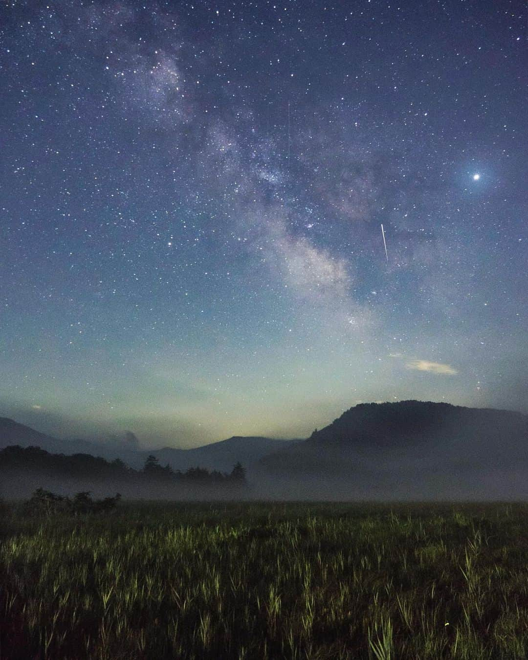 masayaさんのインスタグラム写真 - (masayaInstagram)「Looking back over the past year  Oze National Park  Gunma Prefecture 尾瀬ヶ原 August 2019 #星が瞬く夜に  東京で熱帯夜が続く中、ここは夜20℃近くまで下がりとても爽やか。辺りは暗く山小屋の灯り以外何もない。低く立ち込めた夜霧の波が尾瀬の湿原を渡り、こちらへと押し寄せて来る。やがてカメラのレンズは湿気で曇り霧に包まれる。そしてしばらくすると霧が立ち去り再び満天の星空が広がる。そのような状況での撮影。昼間の尾瀬とは違う素晴らしい体験でした。これは尾瀬に宿泊する者だけが体験できる特権です。夏のおすすめ場所です。」12月26日 19時56分 - moonlightice