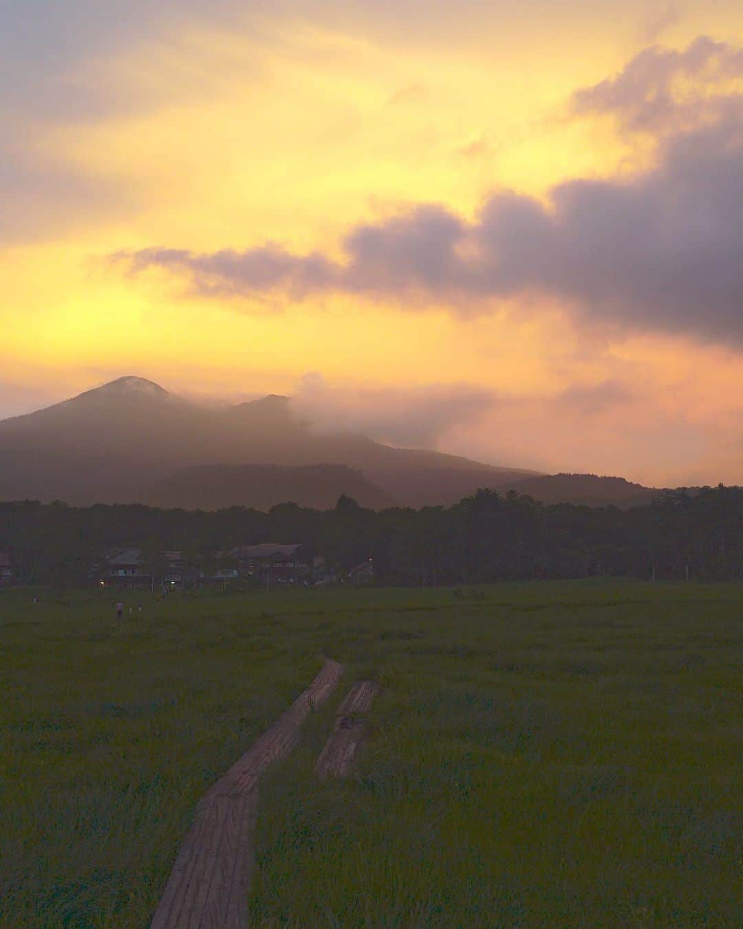 masayaさんのインスタグラム写真 - (masayaInstagram)「Looking back over the past year  Oze National Park  Gunma Prefecture 尾瀬ヶ原 August 2019 #星が瞬く夜に  東京で熱帯夜が続く中、ここは夜20℃近くまで下がりとても爽やか。辺りは暗く山小屋の灯り以外何もない。低く立ち込めた夜霧の波が尾瀬の湿原を渡り、こちらへと押し寄せて来る。やがてカメラのレンズは湿気で曇り霧に包まれる。そしてしばらくすると霧が立ち去り再び満天の星空が広がる。そのような状況での撮影。昼間の尾瀬とは違う素晴らしい体験でした。これは尾瀬に宿泊する者だけが体験できる特権です。夏のおすすめ場所です。」12月26日 19時56分 - moonlightice