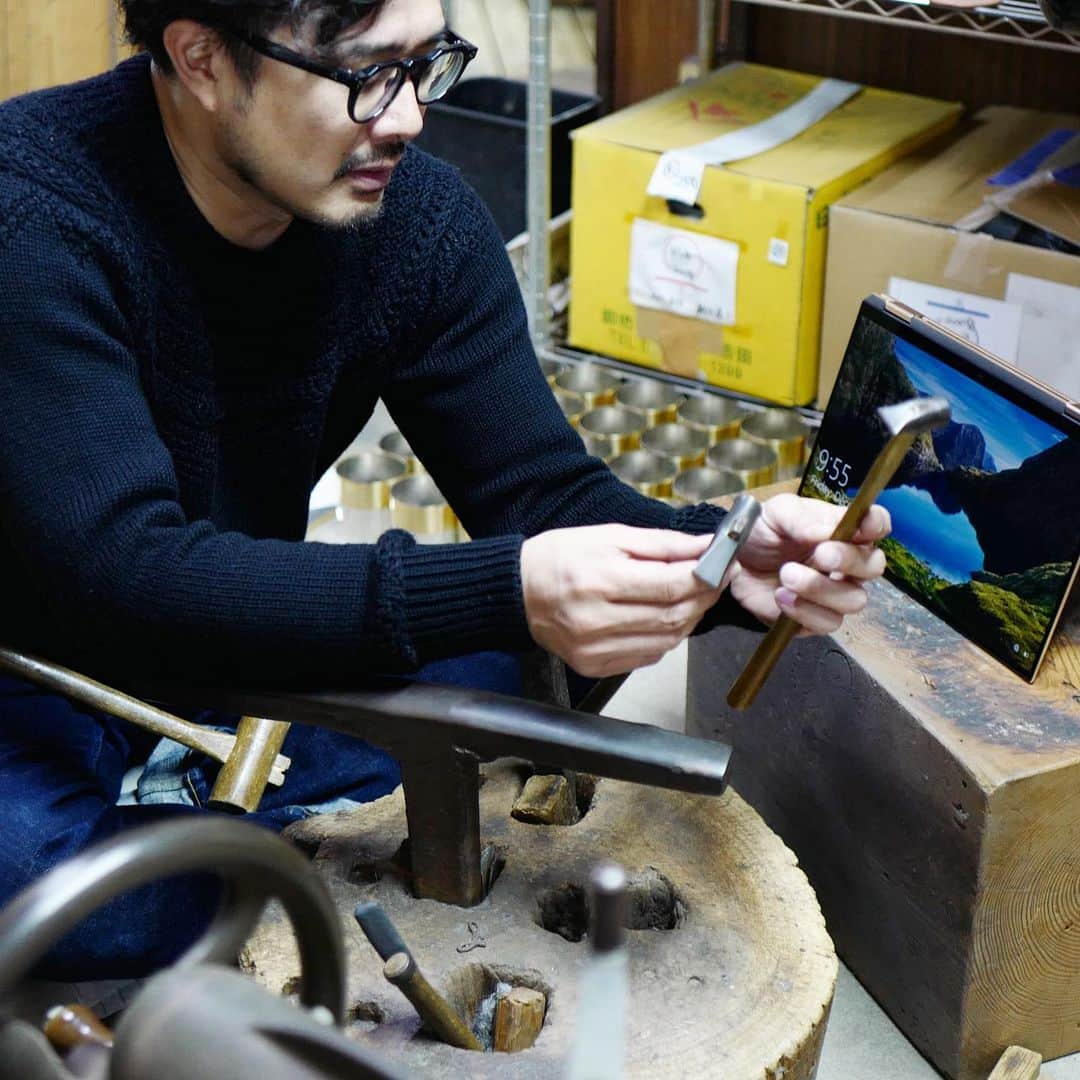 のインスタグラム：「. OPENERSの@hp_japan の記事、 今回は開化堂 @kaikadoteacaddy の八木 @takachakan さん🙋‍♀️ 日本で1番古い手作り高級茶筒の開化堂、ちゃっかり同行させていただき、 裏側を見せてもらったよ。 棚ぼた♡ @openersjapan の記事をぜひー。」