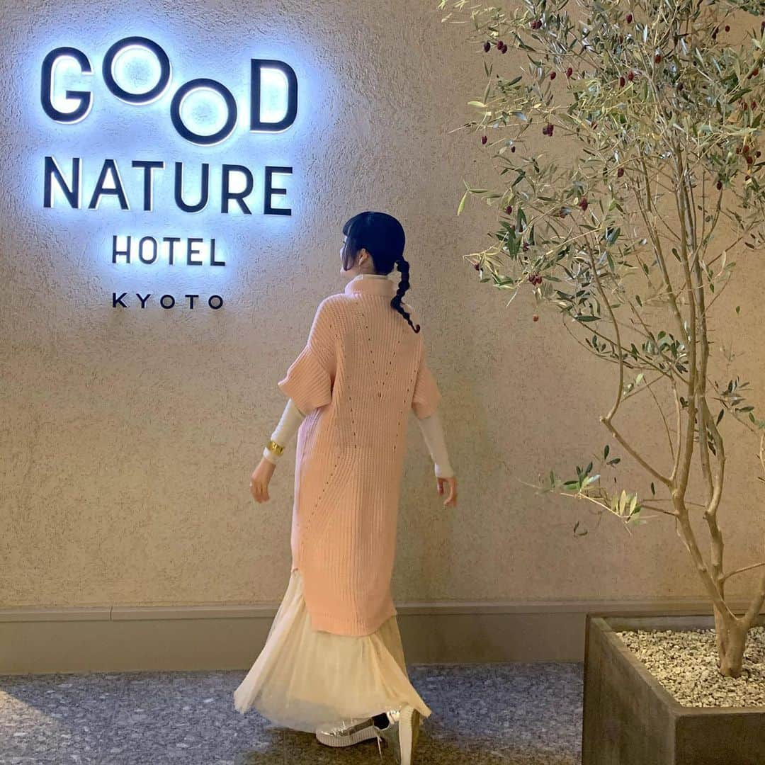 ノーマさんのインスタグラム写真 - (ノーマInstagram)「@good_nature_station & GOOD NATURE HOTL KYOTO感動したのは「循環」の意識。 植物療法士であるコンダクターの嶋田さんと、ビオスタイルの池田さんによる館内ツアーでの感嘆の多さ👏🏻 ・ ・ 麦の藁や籾を固めて作ったフロントデスク ・台風で倒れた御神木で作られた長椅子 ・館内で出た食品廃棄物や生ゴミの堆肥化 ・北山杉の間伐材から抽出した精油を使い調香されたエントランスの香り ・金額寺を改修する際に行き場を失ったパーツで作られたお重（こちらは展示のみ）と器。 ・クロモジの間伐材から抽出した精油を使ったアメニティコスメ （NEMOHAMO） ・サトウキビ絞りかす由来の日木材紙で作った化粧箱。そして箱の内側は説明書きに使うと言う無駄の無さ（NEMOHAMO） ・パティシエが使うコスタリカ産カカオの殻を混ぜた有機茶たち。これがすごく風味豊か！ ・1Fのマルシェの有機野菜はレストランの方でも使用。 ect… 。 「循環」を含めESGとSDGs達成に取り組みながら、ご飯やドリンクはクリエイティブで美味しく、とにかく滞在が楽しい。 京都に行かれる際は是非チェックしてほしい場所です。 Thank you for this great experience ♥️🌏💫 @good_nature_station  @naohayasaka  #goodnaturestation  #sustainable #botanics #kyoto #循環型施設」12月26日 20時09分 - noma77777