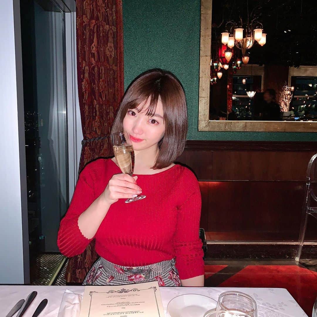 東美希のインスタグラム：「お酒弱いのにスパークリングワイン🍷  #クリスマス #スパークリングワイン #渋谷ディナー」