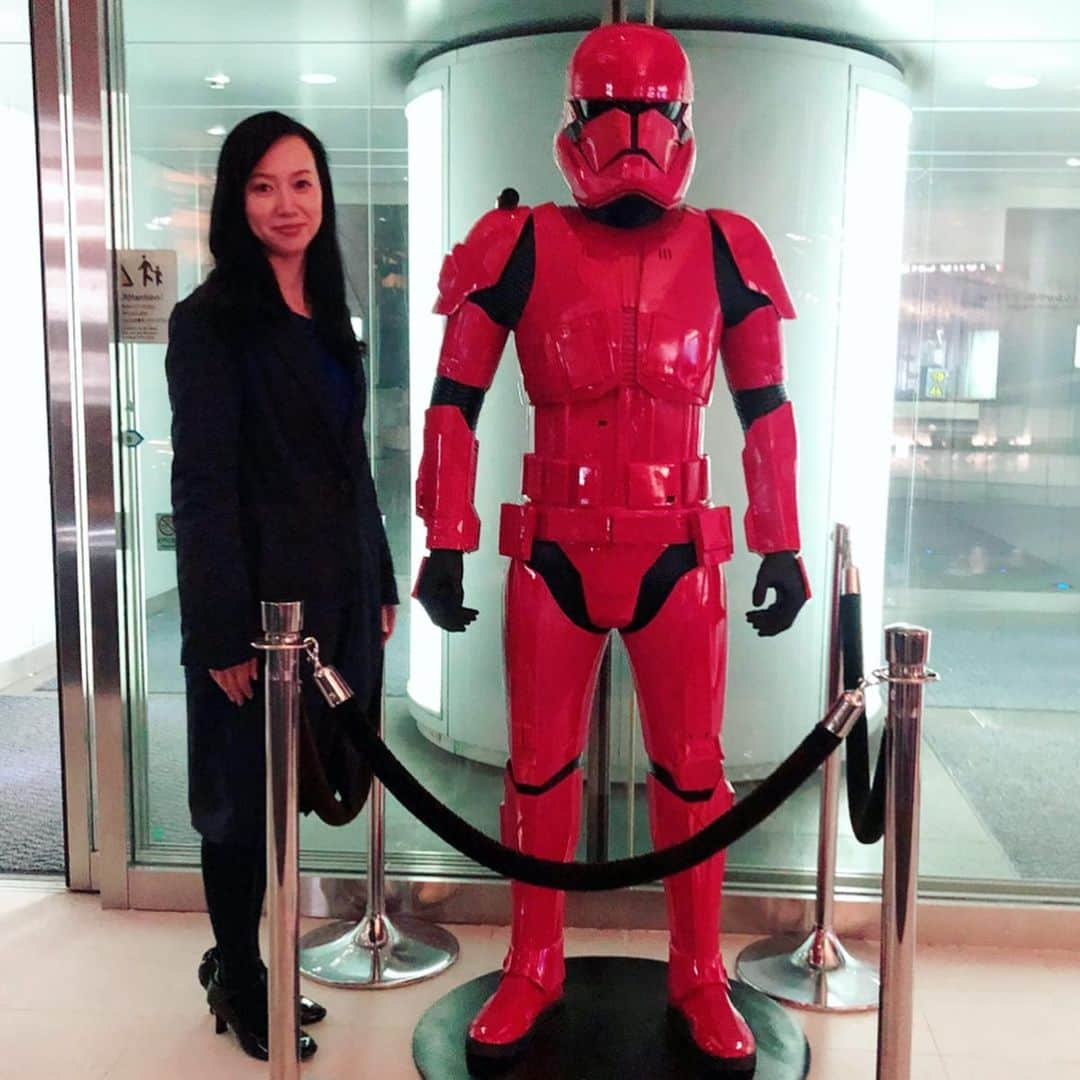 江連裕子さんのインスタグラム写真 - (江連裕子Instagram)「. スター・ウォーズ スカイウォーカーの夜明け . 人生で最も長いエンドロールでした。 それだけ多くの方々が携わって作られた作品なのだなぁと実感しました。 . #スターウォーズ #スターウォーズグッズ #スターウォーズスカイウォーカーの夜明け #スターウォーズ好きな人と繋がりたい #starwars #starwarstheriseofskywalker #starwarsday #cinema #映画 #映画好きな人と繋がりたい #映画鑑賞 #映画好き #映画館」12月26日 20時10分 - yuko_ezure