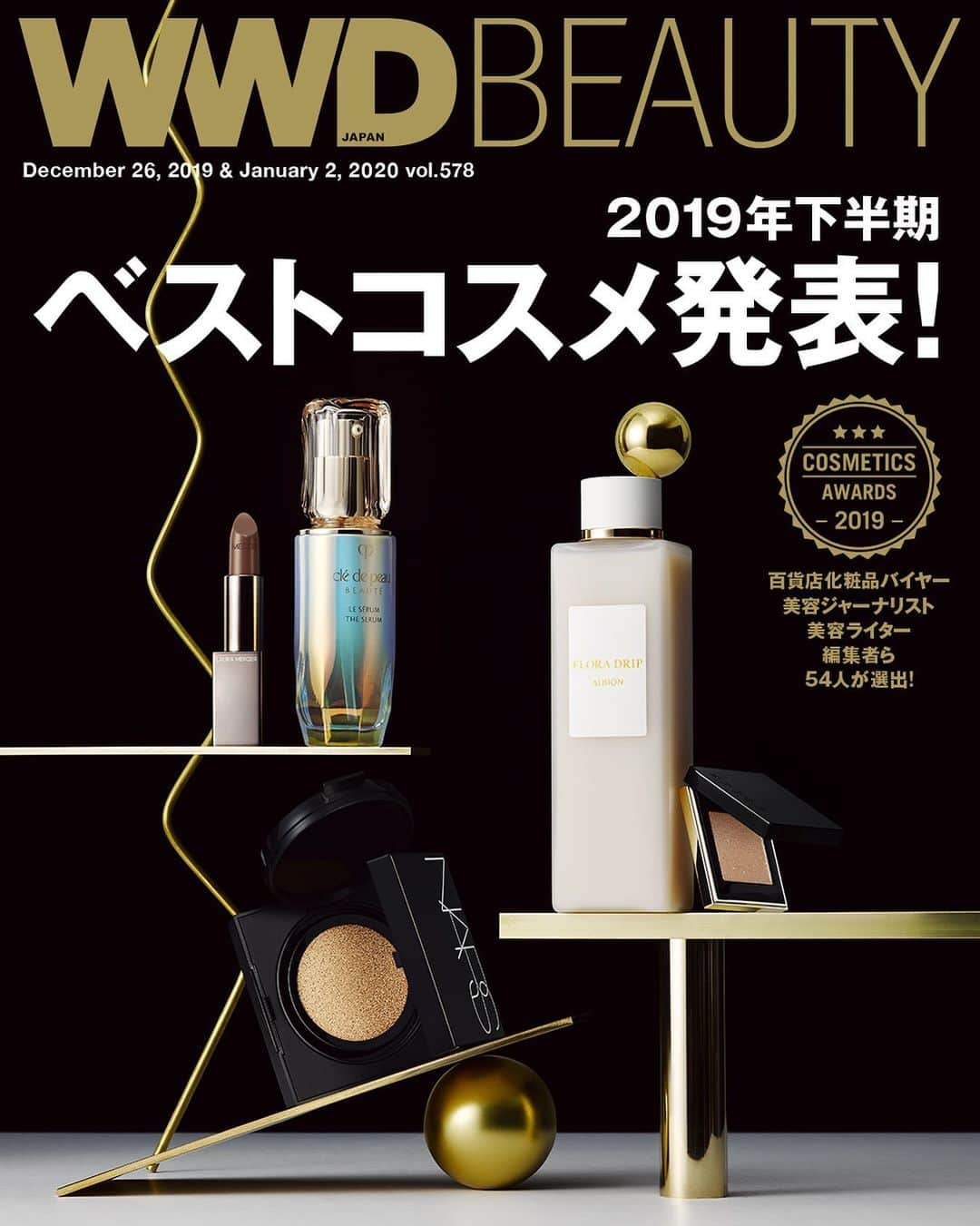 のインスタグラム：「「WWDビューティ」2019年12月26日＆20年1月2日合併号は、「2019年下半期ベストコスメ」特集です。上半期に続き、百貨店化粧品バイヤーや美容ジャーナリスト、美容誌・女性誌の編集長、エディター、ライター、メイクアップアーティストからなる54人の選定委員の協力を得て、19年下半期（7月～12月）に発売された製品（リニューアル、限定発売、新色追加を含む）を対象に、全18部門でトップ3を選出しました。﻿ ﻿ 特集では、恒例のヒットコスメをアイテム別にランキングでお届けするほか、各美容メディアのベスコスを総まとめ。選出されたアイテムの中からトレンドを探るほか、弊社が公式のインスタグラムとツイッターで行ったベストコスメに関する意識調査の結果も公開。﻿ ﻿ ニュース面では今秋から売り場で導入が始まったオーガニック・ナチュラルな製品を明確化させるための“リアルオーガニック・ナチュラル”マークについて解説します。﻿ ﻿ 「WWDビューティ」最新号を読むには、 @wwd_jp のストーリーまたはプロフィールのリンクから﻿ ﻿ #wwdbeauty #ベスコス #ベスコス2019 #ベストコスメ #ベストコスメ2019 #コスメ #コスメマニア #スキンケア #bestcosmetics #bestcosme #cosmetics #cledepeau #cledepeaubeaute #クレドポーボーテ #ルセラム #NARS #クッションファンデ #クッションファンデーション #nars #ナーズ #スック #suqqu #ローラメルシエ #lauramercier #albion #アルビオン #フローラドリップ」