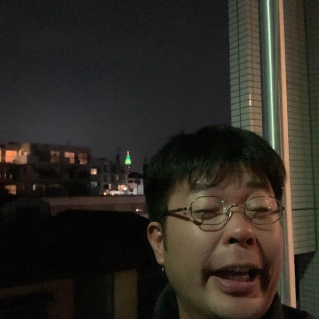 西川晃啓のインスタグラム：「気絶遠いツリー？  タワーの上だけツリーに点灯してて 気絶  #あるある探検隊#レギュラー#気絶#気絶の日々#ギャグ#クリスマス#昨日#多分#新宿#方面#タワー#ツリー#イルミネーション#まもなく#年明け#2020#早い」