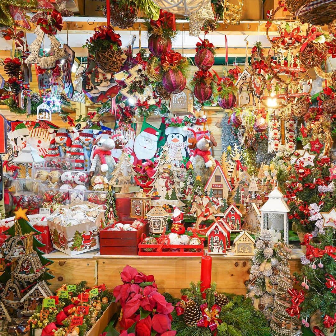 田島知華さんのインスタグラム写真 - (田島知華Instagram)「【Spain🇪🇸Barcelona】Barcelona's christmas market! 今まで色々な街のクリスマスを楽しんできたけど、バルセロナのクリスマスマーケットは初めて！この時期しか楽しめないバルセロナの景色🎄  カタルーニャはサンタクロースではなくティオという丸太の精がプレゼントをくれると言われていて、バルセロナのクリスマスマーケットではたくさんのティオと出会えます✨  5枚目の動画はぜひ音を出してみてください！ツリーとサンタが騒がしすぎて笑えてきます🤣 （ちなみに鈴が付いたくねくねツリーを買いました🤣） Copyright ©︎ TAJIHARU _ #たじはるトリップ #TAJIHARU_spain #スペイン #バルセロナ #ヨーロッパ #クリスマスマーケット #旅ガール #女子旅 #カメラ女子 #spain #barcelona #christmasmarket #xmasmarket #igerseurope #igersspain #igersbarcelona #beautifuldestinations #topspainphoto #topeuropephoto #discoverglobe #discoverearth #discover_earthpix #wonderful_places #visitspain #wonderfuldestinations」12月26日 20時19分 - haruka_tajima