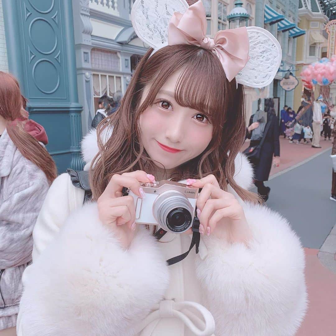 田口未彩のインスタグラム：「🎀 . . カメラ女子📷❤︎ . . #カメラ　#カメラ女子　#ディズニー  #ディズニーランド  #ディズニーシー  #冬コート　#リボンコート　#コート　#カチューシャ　#量産型女子　#量産型　#巻き髪　#ファーコート」
