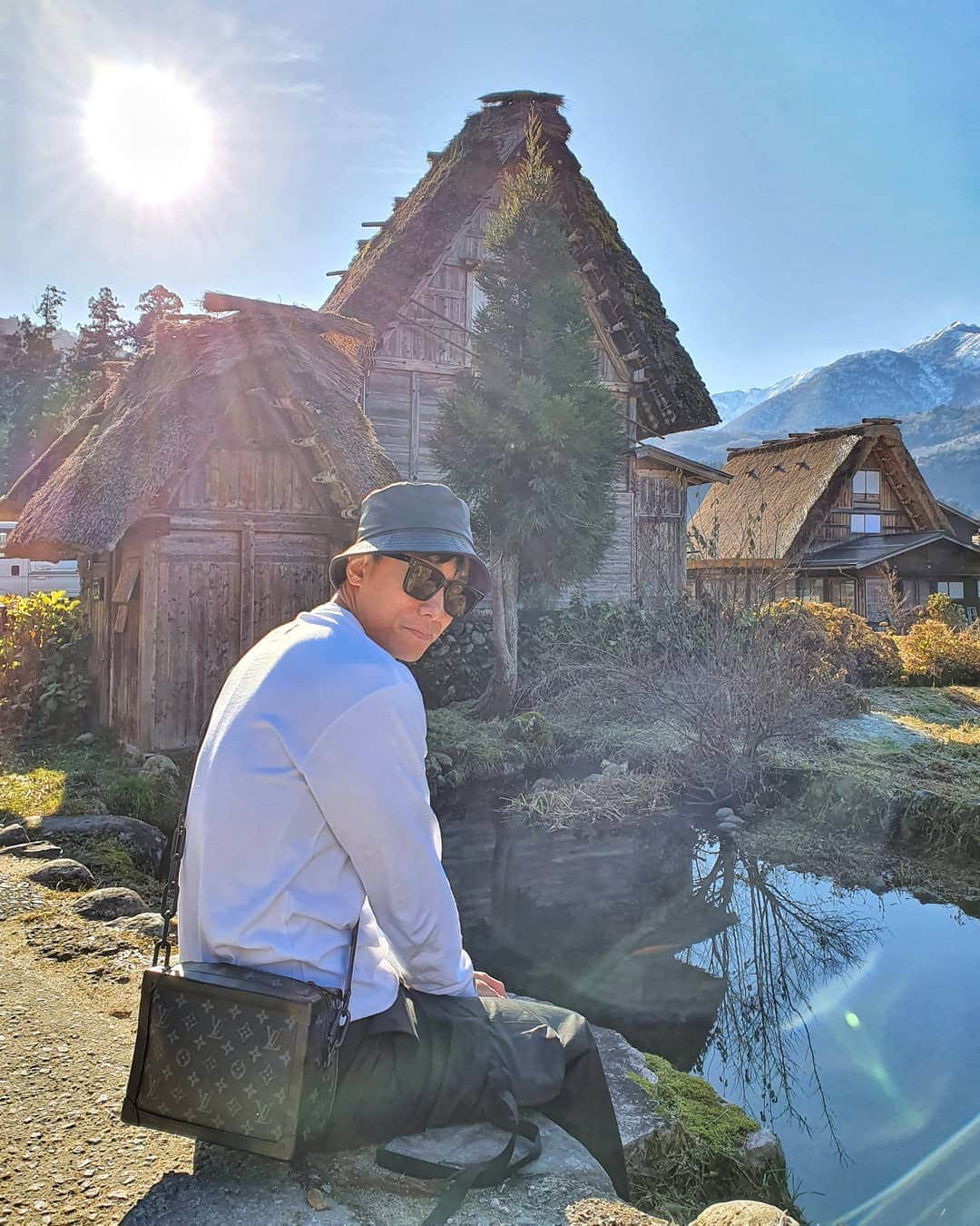 デスモンド・タンさんのインスタグラム写真 - (デスモンド・タンInstagram)「Dear Shirakawa-gō, I'll visit you again in winter!  I believe you will look different and gorgeous with snow!  Let's all do our parts to protect and respect our UNESCO's World Heritage Sites like this traditional village. It's so precious and fragile at the same time. We gotta make sure our future generations get to see them.  #japan #shirakawago」12月26日 20時24分 - thedesmondtan