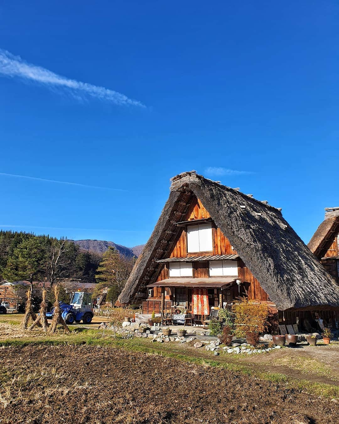 デスモンド・タンさんのインスタグラム写真 - (デスモンド・タンInstagram)「Dear Shirakawa-gō, I'll visit you again in winter!  I believe you will look different and gorgeous with snow!  Let's all do our parts to protect and respect our UNESCO's World Heritage Sites like this traditional village. It's so precious and fragile at the same time. We gotta make sure our future generations get to see them.  #japan #shirakawago」12月26日 20時24分 - thedesmondtan