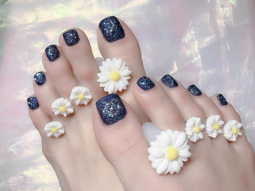 なかやまちえこのインスタグラム：「フットはマニキュアでグリッター✨⠀ ⠀ ✨ブラックとブルーのラメを混ぜてネイビーラメにして、さらにクリアのオーロララメを混ぜる事できらきらさせたよ✨ PREXY glitter（使用カラーは画像3枚目を観てね👀✨） トップコートにラメ混ぜて塗ったよ✨ #nail #nails #nailart #ネイル #美甲 #ネイルアート  #clou #nagel #ongle #ongles #unghia #japanesenailart #manucure #네일 #젤네일 #네일아트 #네일리스트 #japanesenails #manicurist #gelnails #أظافر #マニキュア #manicure  #foot #footnail #ペディキュア #グリッターネイル #ラメネイル #glitternails  セパレーターはタグ付けました！」