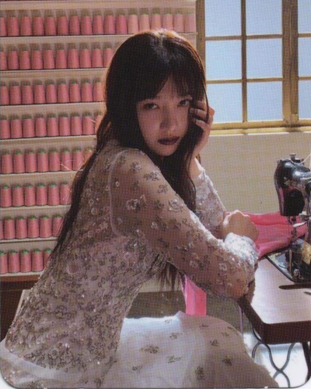 ジョイ（ファンアカウント）のインスタグラム：「My first semester just ended. However, I’ve been welcomed with loads of unpleasant news. Firstly, Wendy’s issue like It could've been prevented! If only the staff did their work and checked if the tunnel and stairs were suitable for ”human use” or any creature, all of this would've have occurred. Also, after today's final, as soon as I reached home, I was welcomed with the fact that my uncle has died. I felt upset. My mind couldn't function because today's final had drained my energy, yet I had to do a lot of things. Right now I purely wish for the best 😔🧡 - #REDVELVET#JOY#레드벨벳#조이 © owner」