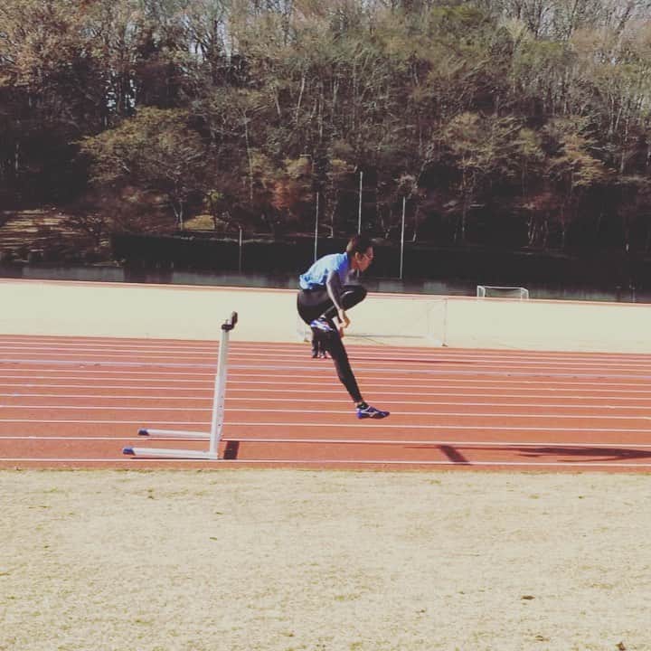 矢澤航のインスタグラム：「* over-interval hurdle * 技術面の確認で行っています👀 ある程度スピードがある中で処理するので実践的なフォーム作りやリズム付けなどに効果的です。 また、ハードル間が6歩なので重心の回復やインターバルランでの多少の失敗等を挽回することができるので、ブレーキ感なく走り抜けることができます👌 APから8〜9割くらいのスピード感で入ると流れの中で動きの確認であったり、タイミングの強弱であったり、様々に活用できます🙆‍♂️ * ここ最近は色々と変わってきたこともあり腸腰筋や内転筋の疲労感が強くて思い通りのフォームを作り上げられず苦しい時期です🙃 ヤッパリフユハキライダ * #110mh #descente #mizuno #savas #swans #sev #hurdler #hurdlenation #hurdlegang #hurdlestraining #tokyo2020🇯🇵 #gototokyo2020」