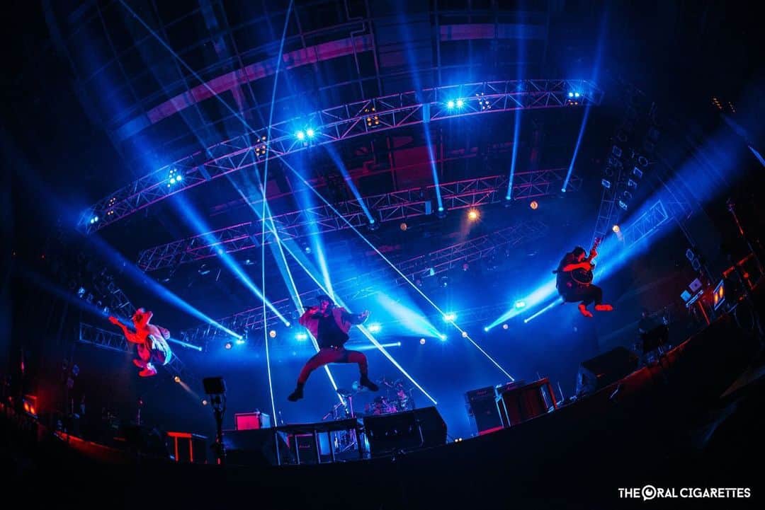 鈴木重伸のインスタグラム：「12.26 RADIO CRAZY 2019 今回はfeaturing ロザリーナでDon't you thinkもやりつつ楽しい夜でした。 また大阪城ホールのワンマンで。 photo by SATOSHI HATA」