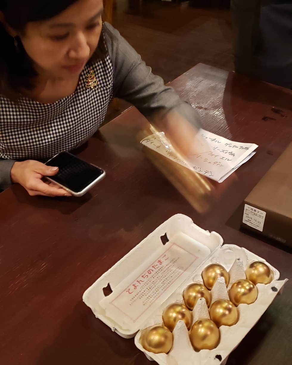 梅田陽子さんのインスタグラム写真 - (梅田陽子Instagram)「皆さんと頂いた金のたまご(笑)。 綾子さんも興味津々😀 縁起物っぽいから、お一ついただきました。燻製たまごでお酒がのみたくなる珍味でした！  #たまご#ゆでたまご#燻製たまご #金の卵#とよんちのたまご#縁起物#おめでたい#手土産 によさそう#差し入れ」12月26日 20時43分 - yokoumeda