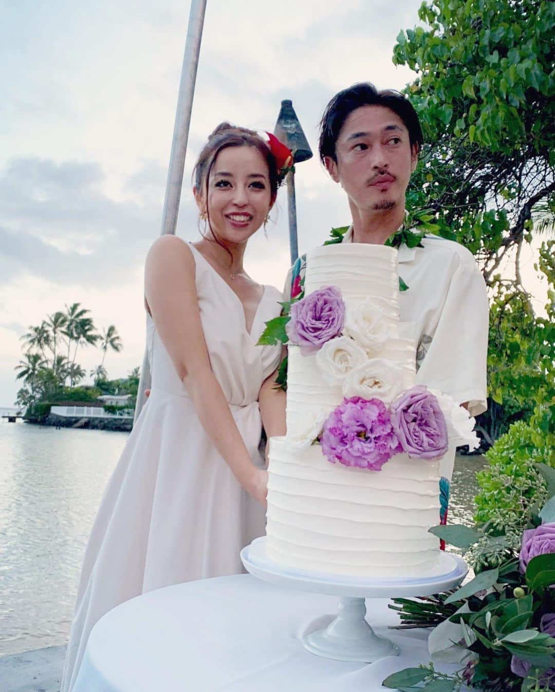 PINKYのインスタグラム：「Wedding cake time👩‍❤️‍💋‍👨🎂 . 結婚式の記録用post💐 . 食いしん坊の私がこだわったウェディングケーキは、３段とも違うフレーバーにしてもらいました😋🎂💖 . グァバスポンジ&パッションフルーツクリーム、レモンスポンジ&クリームチーズクリーム、トップはチョコレートスポンジにキャラメルクリーム🍫🧡✨ . 全部美味しかったー😍❤️💕 . Produced by @kamaaolewedding  Cake by @weheartcakecompany  Flower by @jardindureve  Dress by @novleaf  hair make by @risa.hoshino ・・・ ・・・ #love #happy #family #HusbandandWife #wedding #hawaiiwedding #結婚式 #感謝 #weddingcake #cakecutting」