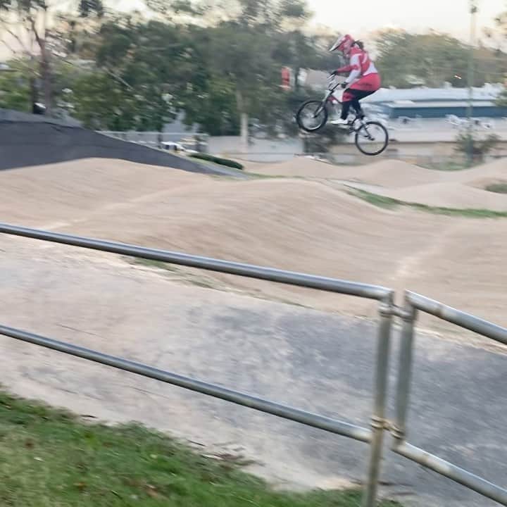 丹野夏波のインスタグラム：「I’ve been pretty good first week of training here in Gold Coast, Australia! So happy to try this triple line for the first time today🙌🏻 . オーストラリアに来て1週間！ 去年出来なかったジャンプをクリアできたりと自分の成長を感じられて嬉しいです😎 . #bmx #bmxracing #jump #australia #goldcoast」