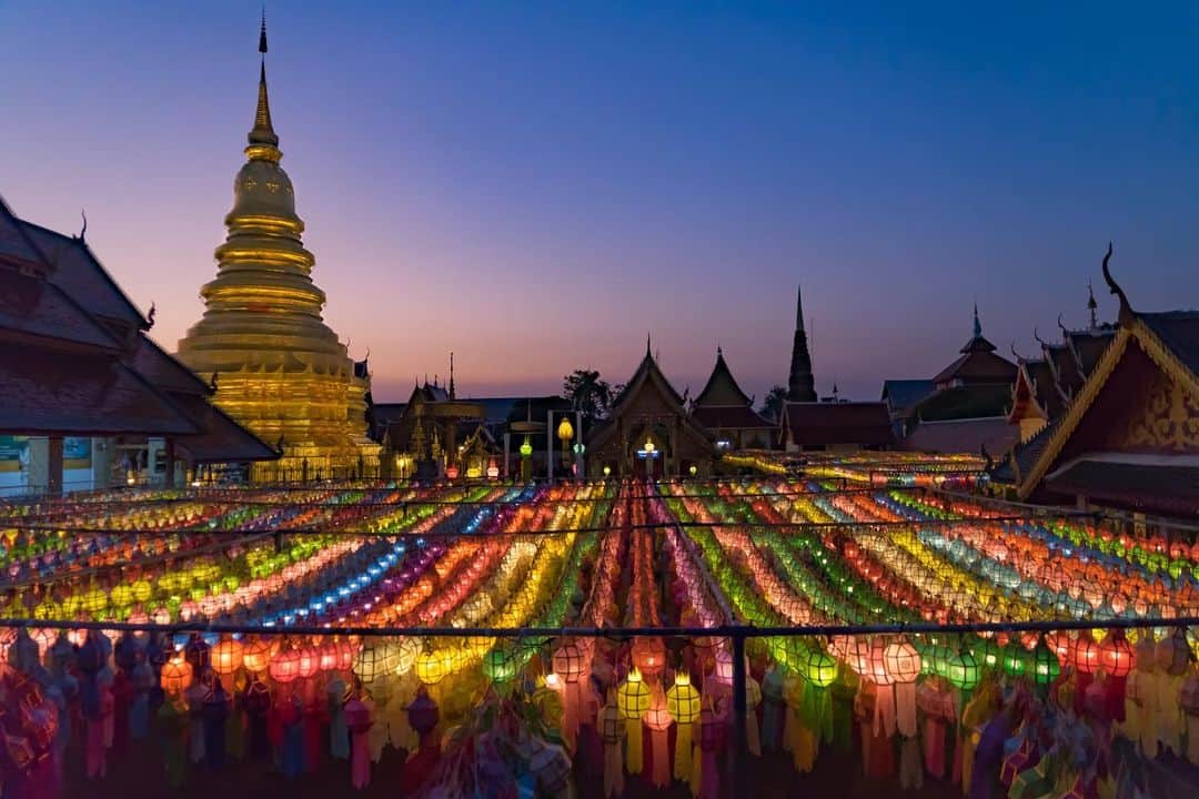 詩歩さんのインスタグラム写真 - (詩歩Instagram)「🌙﻿ ﻿ 今年の旅は今年のうちに、ということで11月のタイを振り返り。﻿ Looking back my Thailand memories before this year ends!﻿ ﻿ #コムローイ のスカイランタン目当てで訪れたタイ・チェンマイでしたが、実はそれ以外にもタイ北部は見どころがいっぱい✨﻿ ﻿ この寺院は「ワット・プラタート・ハリプンチャイ」というチェンマイから少し離れた #ランプーン にある寺院。﻿ （タクシーで30分ほど🚗）﻿ ﻿ 起源は、かつてのハリプンチャイ王国の王がブッダの髪を収めるために建立したという言い伝えがあるそう。﻿ ﻿ 現在の寺院は1108年頃に作られ、高さ46mの黄金の仏塔（チェデイ）はハリンプンチャイ様式で作られた仏塔の中で最古と言われているようです🙏﻿ ﻿ ちょうど私が訪れたのが #ロイクラトン 期間中だったので、寺院の広場にはカラフルなランタンが！♡﻿ 自分の願い事を書いてこの中に掲げることができますよ〜☺﻿ ﻿ 夕暮れのマジックアワーの空にカラフルなランタンが映えていました🌱﻿ ﻿ ﻿ ﻿ ﻿ ⚠この写真は伸ばした三脚に一眼カメラを乗せて撮影しています。肉眼ではこの光景は見られません🙈﻿ ﻿ 📷Nov 2019﻿ 📍ワット・プラタート・ハリプンチャイ／タイ　チェンマイ﻿ 📍Wat Phrathat Haripunchai ／Thailand　Chiang Mai﻿ ﻿ ﻿ ﻿ ©詩歩/Shiho」12月26日 20時42分 - shiho_zekkei