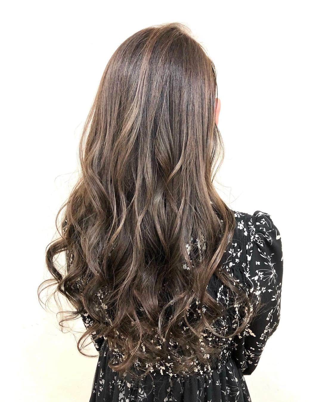 salon PRATiNO(サロンプラチノ)のインスタグラム：「. ✨イルミナカラー✨. . 深みのあるアッシュベージュに染めました💗 透明感が出てツヤツヤな仕上がりに✨✨ . . 【CLAVIS PRATINO】 ◇月曜日～土曜日 11:00～20:00 ◇日曜日 11:00～18:00 ※定休日なし ※時間外はお問い合わせください。 愛知県名古屋市中区錦3-4-19石垣ビル７Ｆ ☎︎052-962-7017 . #hairstyle #hair #cornrow #braids #clavispratino #spiralperm #pratino #hairsalon #nagoya #haircolor #love #派手髪 #外国人風カラー #バレイヤージュ #グラデーション #コーンロウ #ブレイズ #スパイラルパーマ #特殊ヘア #ブラックヘア #美容室 #ヘアサロン #ヘアスタイル #ヘアカラー #クラビスプラチノ #名古屋 #栄 #錦」
