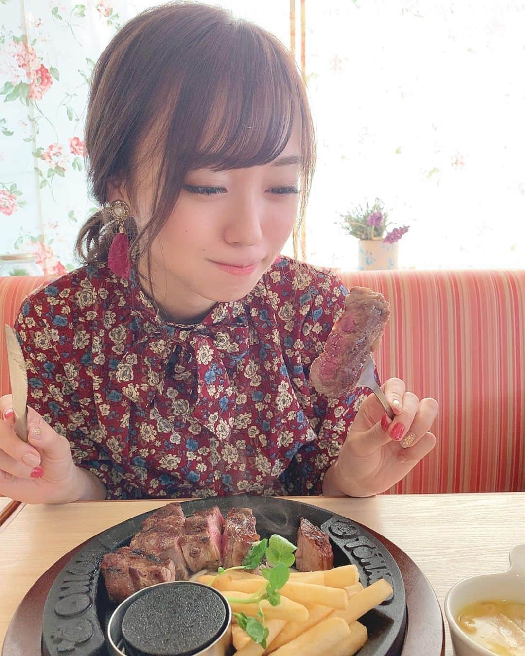 みき みーやんさんのインスタグラム写真 - (みき みーやんInstagram)「さて、私はなにを食べようとしているでしょうか。 . そう正解は…（ @tomato.and.onion_official ） 期間限定の〝広島産”牡蠣の石焼煮込みハンバーグ❤ . ぷりっぷりの牡蠣と肉汁ジュワーなハンバーグ♡ グッツグツのアッツアツやけど ハンバーグと牡蠣とデミグラスが合いすぎて スプーンが止まらへんねんw . . そして2品目（まだ食べるの？ 〝石焼“ハンバーグのトマトすき焼き風 . トマトとバジルの爽やかさと肉の旨味がギュッと詰まってる1品🥺 しかも生卵がついてるから 卵と絡ませて食べると尚良し。笑 （これクセになる🍅🥚 . . そーして3品目（お肉は別腹 超極厚ステーキの赤身🥩❤ . 名前の通り極厚の柔らかぁいステーキ♡ お肉につけるソースは 4種類の中から好きなものを選べる！ 〝ごろっと“ガーリックバターソース 〝ピリっと“シャキシャキわさび オニオンソース デミグラスソース　の4種類 . この日はなにも予定なかったから 迷わずガーリックバターソースを選んだんやけど🤤 パンチの効いたガーリックとまろやかなバターの香りが ジューシーなお肉に合うぅ！！！！❤ . みんなはどのソースに惹かれる？🤤 . . 期間限定の2月20日までやから それまでにまた絶対食べに行こ❤ . #トマオ二#トマトアンドオニオン#飯テログラム#美味しいもの#トマオニアンバサダー#アツアツ#女子会#石焼#極厚#ステーキ#すき焼き風 　#foodstagram#フードスタグラム#ヘアカラー#グレージュカラー#もぐもぐ#飯テロ#ミディアムヘア#透明感カラー#ステーキランチ#ステーキ#食スタグラム#ヘアアレンジ#ミディアムヘア#ハンバーグ#牡蠣#おいしいもの#食べ物グラム」12月26日 20時50分 - mi_yan0101