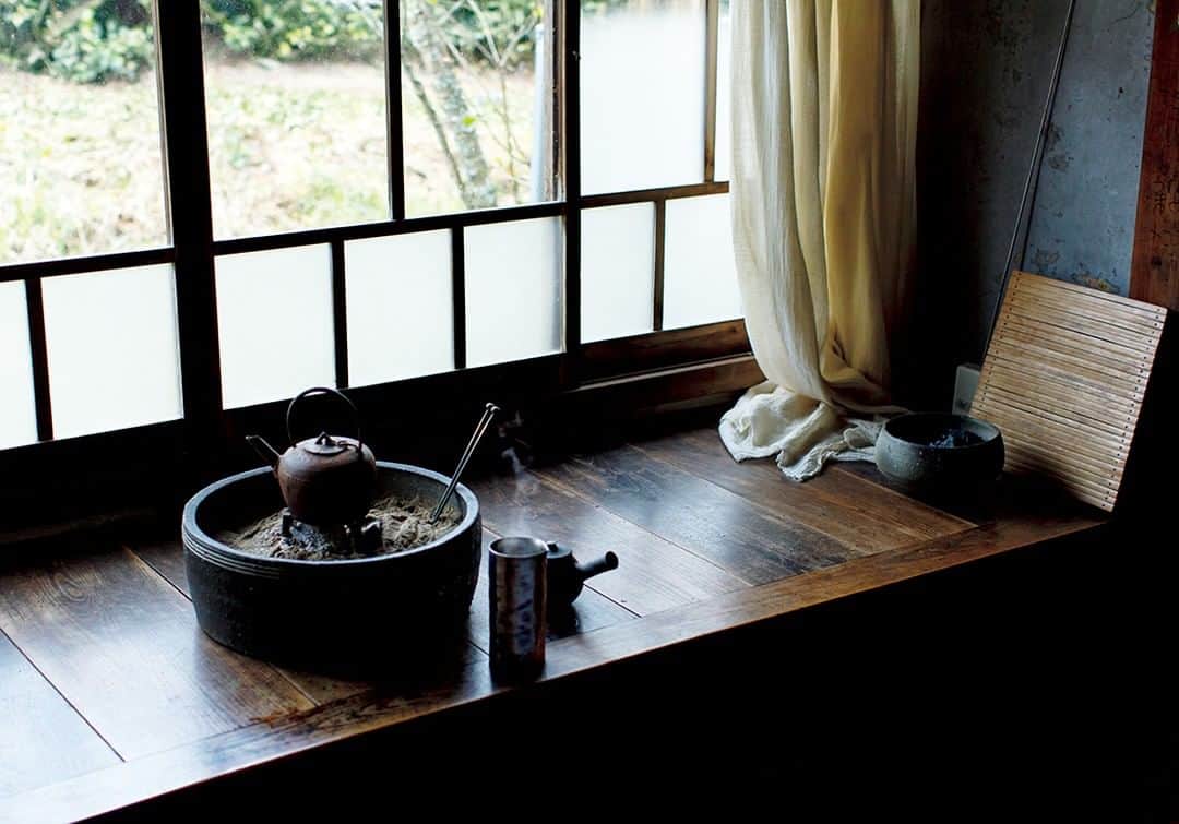 &Premium [&Premium] magazine.さんのインスタグラム写真 - (&Premium [&Premium] magazine.Instagram)「最新号「心と体が、あったまること」発売中です。 「あったかい暮らし、あったかい気持ち」を訪ねて、京都の秘境、南山城村にある陶芸家・清水善行さん、ギャラリー『ARABON』主宰・のばらさん（@arabon2012）夫妻の家へ。築85年の古民家には、寒い冬をあたたかく過ごす様々な工夫がありました。火鉢は、善行さんが地元の土で作ったもの。（→p.70） photo：Mutsumi Tabuchi #andpremium #アンドプレミアム #心と体があったまること #withwarmth #清水善行 #清水のばら #ARABON #陶芸家 #南山城村」12月26日 21時00分 - and_premium