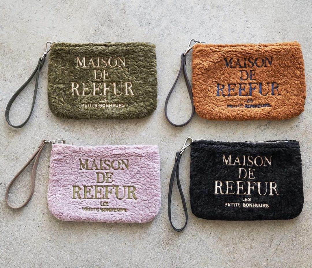 MAISON DE REEFURのインスタグラム：「. 【MERCI SALE】 . 7年間の感謝をこめて。 . 人気のREEFURロゴシリーズ。冬気分をぐっと盛り上げてくれる、ボア素材のポーチ。ちよっとしたお出かけにも。 . ■ Boa Pouch/@maisondereefur . 【展開店舗】 ルミネエスト新宿店・博多店・OFFICIAL WEB SHOP・OFFICIAL GLOBAL SHOP・ZOZOTOWN店 . #maisondereefur #reefur #boa  #pouch #sale #wintersale #winter #winterfashion #fashion #logo #bag #ロゴ #ポーチ #セール #リーファー #メゾンドリーファー #mercisale #merci #7年間ありがとう」