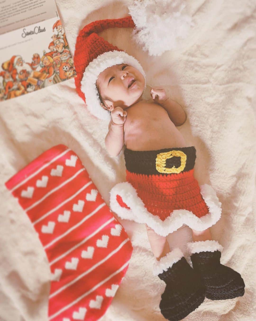 来夏さんのインスタグラム写真 - (来夏Instagram)「#🎅🏽 ママにあれこれ着せられて いやぁぁあー😫🎄💕 3枚目は喜んでる ってことで..😙 😂☺️🥰 #myfirstchristmas  #christmas #xmas #santaclaus #baby #newborn #新生児 #コドモノ #ベビフル #女の子ママ #令和ベビー #iloveyou #だもんで」12月26日 21時00分 - rairairaika