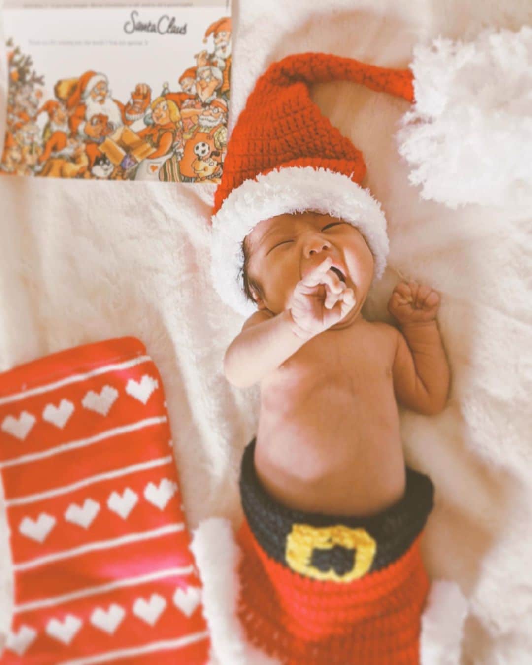 来夏さんのインスタグラム写真 - (来夏Instagram)「#🎅🏽 ママにあれこれ着せられて いやぁぁあー😫🎄💕 3枚目は喜んでる ってことで..😙 😂☺️🥰 #myfirstchristmas  #christmas #xmas #santaclaus #baby #newborn #新生児 #コドモノ #ベビフル #女の子ママ #令和ベビー #iloveyou #だもんで」12月26日 21時00分 - rairairaika