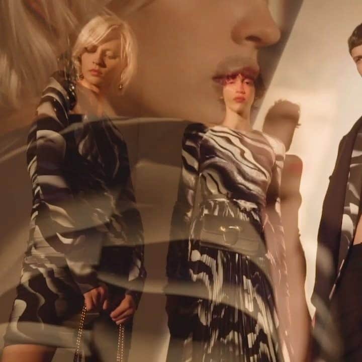 のインスタグラム：「A sumptuous charm defines an ideal beauty: #RobertoCavalli suggests a timeless allure. #RobertoCavalliFW19 #RobertoCavalliGifts」