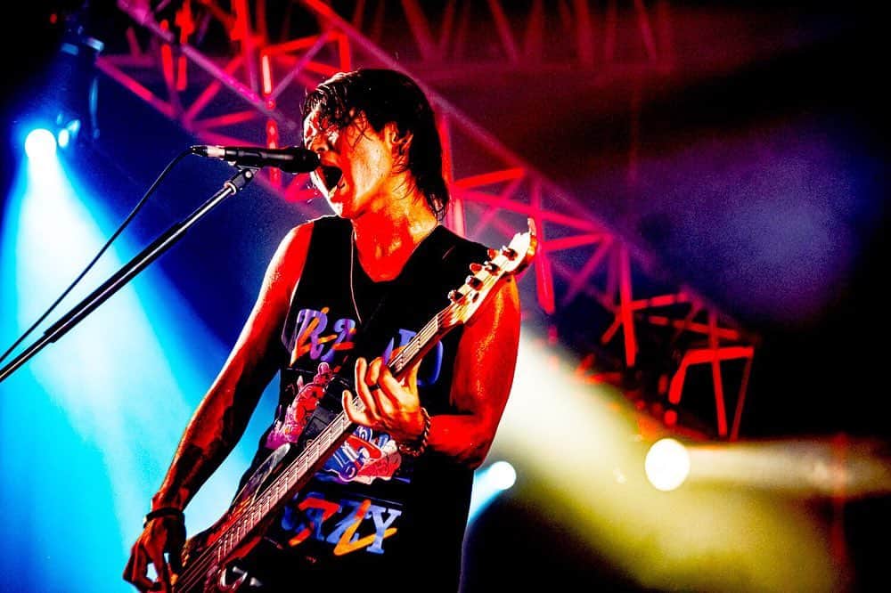 辻村勇太のインスタグラム：「FM802 30PARTY FM802 ROCK FESTIVAL  RADIO CRAZY 2019 ＠インテックス大阪  Photo by @hamanokazushi  #blueencount  #bassist #radiocrazy  #今年も大阪お世話になりました #今年もおつとぅっす」