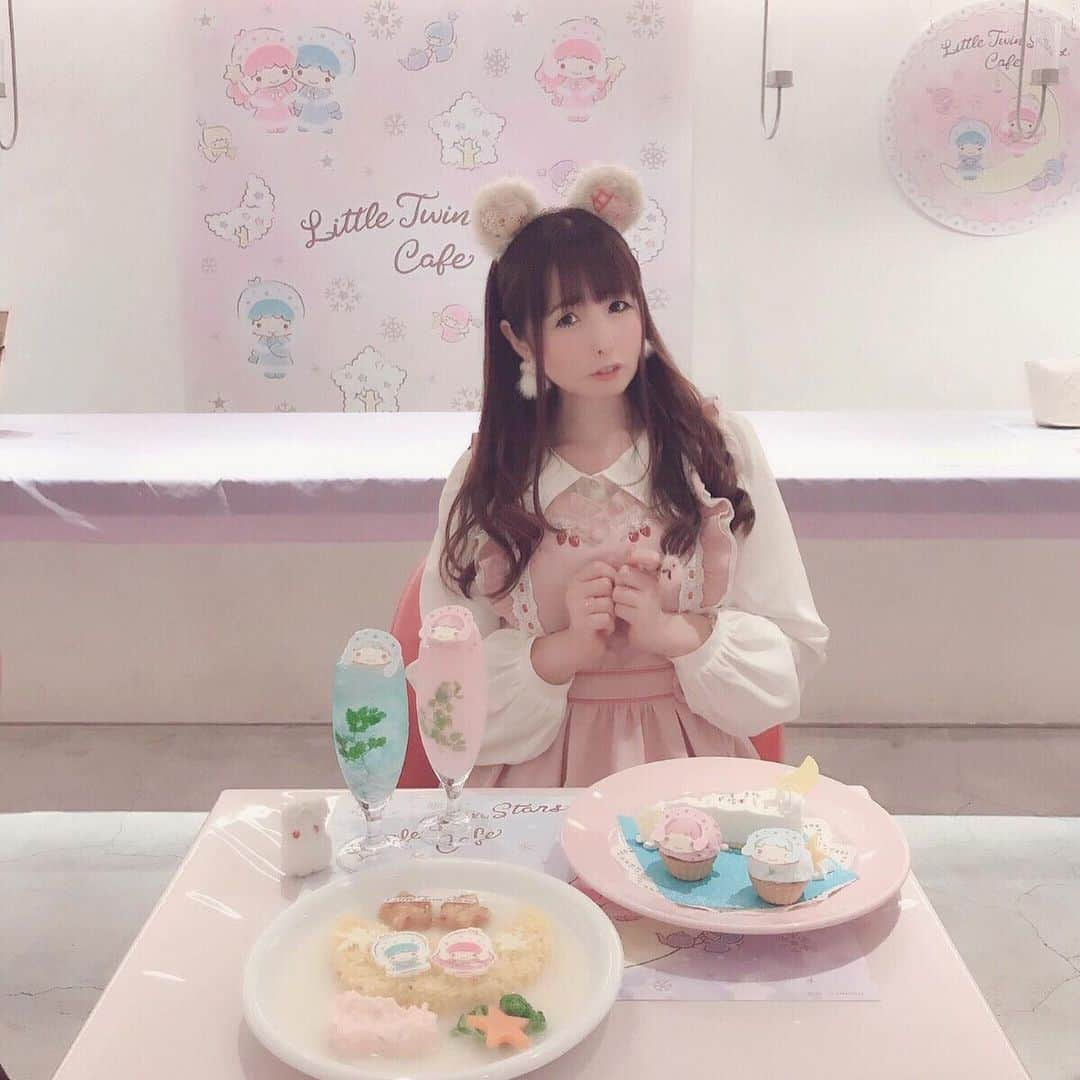 伊藤芽衣さんのインスタグラム写真 - (伊藤芽衣Instagram)「アップするの﻿ だいぶ遅れてしまったのだけれど＊﻿ ﻿ リトルツインスターズカフェ﻿ （@strawberry_cafe_dining ）に﻿ 行ってきたときの♡﻿ ﻿ 閉店する前に行けて﻿ ほんとによかったです(´•̥̥̥ω•̥̥̥`)♡﻿ ﻿ どのメニューも﻿ とてもかわいかったな🥺♡﻿ ﻿ キキララちゃんの世界観が﻿ やっぱりとても大好きです♡﻿ ﻿ この日のお洋服は﻿ LIZ LISAさん♡﻿ ﻿ #リトルツインスターズカフェ #キキララカフェ﻿ #キキララ #サンリオカフェ #サンリオ﻿ #sanrio #キキララちゃん #表参道カフェ﻿ #原宿カフェ #カフェ巡り #めいちカフェ巡り﻿ #スイーツ女子 #kawaii #スイーツ部﻿ #littletwinstars #東京カフェ #カフェ部﻿ #カフェスタグラム #lizlisa #リズリサ #ガーリーコーデ」12月26日 21時03分 - itoumei