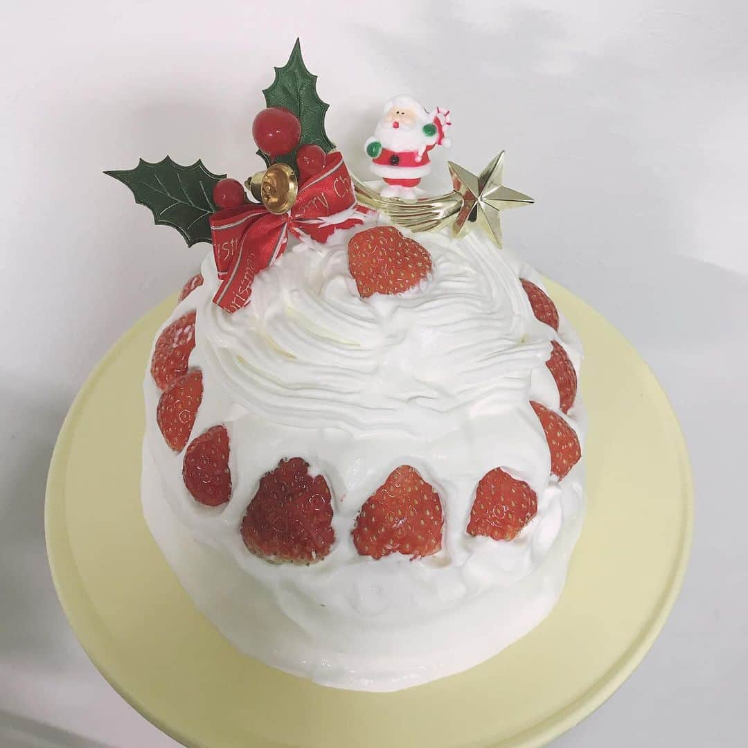 佐藤康恵さんのインスタグラム写真 - (佐藤康恵Instagram)「Christmas🎄ケーキ🎂の手作り動画(*≧∀≦*)Lucaと作った手作りケーキ🎂楽しかったなぁ💖💖💖 ⭐️ ⭐️ ⭐️ 今年も残り5日になりましたね(^^) 皆さん、この1年どんな年でしたか？ ゆっくり振り返って、また清らかな気持ちで新年迎えたいですね😊🌼 #息子と手作りケーキ(#^.^#) #佐藤康恵 #女優 #モデル #息子 #kid #son #cake  #handmade」12月26日 21時04分 - yasuesato.official