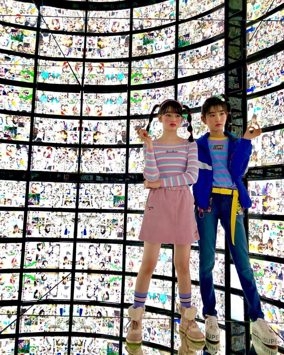 ニコ☆プチのインスタグラム：「冬休み、まんきつしてる??⛄️ . . 着まわしおふしょ📸 ユナちん＆アキぴょんは 惑星へ一時帰省しました👾💫 後ろの写真も全部ツインズ♥️✨ #成長したかなぁ  #って話してました  #ユナちん  #アキぴょん  #高比良由菜  #近藤藍月  #galaxyharajuku」
