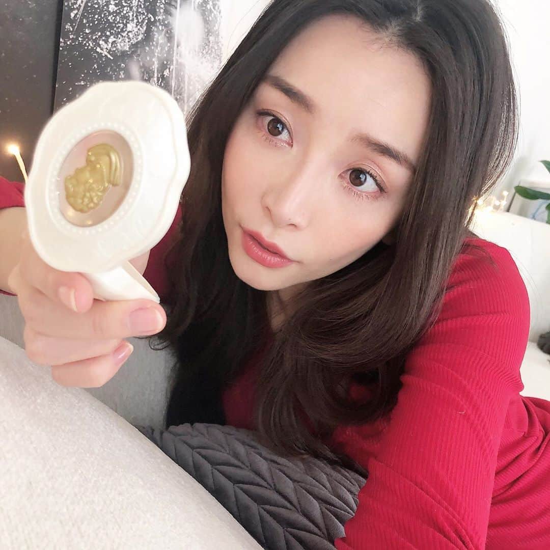 佐々木あさひのインスタグラム：「なんだか肌が黄色くなった気がしてくすみケアを意識していたので、メイクの仕上げにレ・メルヴェイユーズ ラデュレのプレスト チークカラー N 16番のラベンダーカラーをササっと頬に重ねるのが最近のお気に入り💜 自然に透明感を上げてくれる気がして、パッケージもこれ以上ないくらい映える😚✨ 今日はプラスしてリクイド ファンデーションでベースを仕上げてます！ こちらもブルーパール配合で透明感を上げてくれる仕上がり。  最近あげたラデュレ縛りメイク動画でも使い方など説明してるので観てね😘 リップは1番人気のスティック ルージュ 02の使いやすいレッドブラウンカラーをオン💋 . . #lmladuree #レメルヴェイユーズラデュレ #プレストチークカラーN #スポンサード #くすみケア #透明感アップ」