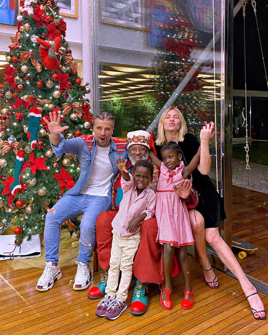 Giovanna Ewbankさんのインスタグラム写真 - (Giovanna EwbankInstagram)「Noite Feliz...pq IMPORTA SIM ❤️🙏🏿🎄🎅🏿💫 #noitefeliz #natal #amor #família」12月26日 21時12分 - gioewbank