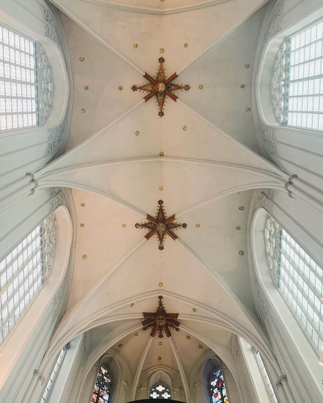 伊藤ニーナさんのインスタグラム写真 - (伊藤ニーナInstagram)「クリスマスは教会へ⛪️🎄 古い建物に入るといつも天井ばっかり見てしまいます☺︎ 昔の人は何をイメージして作ったんやろう. この天井には何かメッセージがあるんかな←とかとか😂 ひたすら考えるのが楽しい😂 このフェチは私だけじゃないはず☺️#天井フェチ . . レインボーの横断歩道を撮りよったら📷 渡ってきたおじさまの傘もレインボーで 幸せな気持ちになったと🌂🏳️‍🌈💓 . . ホリデーでお店が全部閉まっとったけど、クリスマスマーケットでホットワインを買ってお散歩は楽しかったなぁ🚶‍♀️❤️」12月26日 21時13分 - ninaitoh