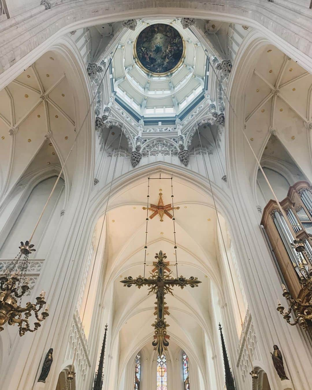 伊藤ニーナさんのインスタグラム写真 - (伊藤ニーナInstagram)「クリスマスは教会へ⛪️🎄 古い建物に入るといつも天井ばっかり見てしまいます☺︎ 昔の人は何をイメージして作ったんやろう. この天井には何かメッセージがあるんかな←とかとか😂 ひたすら考えるのが楽しい😂 このフェチは私だけじゃないはず☺️#天井フェチ . . レインボーの横断歩道を撮りよったら📷 渡ってきたおじさまの傘もレインボーで 幸せな気持ちになったと🌂🏳️‍🌈💓 . . ホリデーでお店が全部閉まっとったけど、クリスマスマーケットでホットワインを買ってお散歩は楽しかったなぁ🚶‍♀️❤️」12月26日 21時13分 - ninaitoh