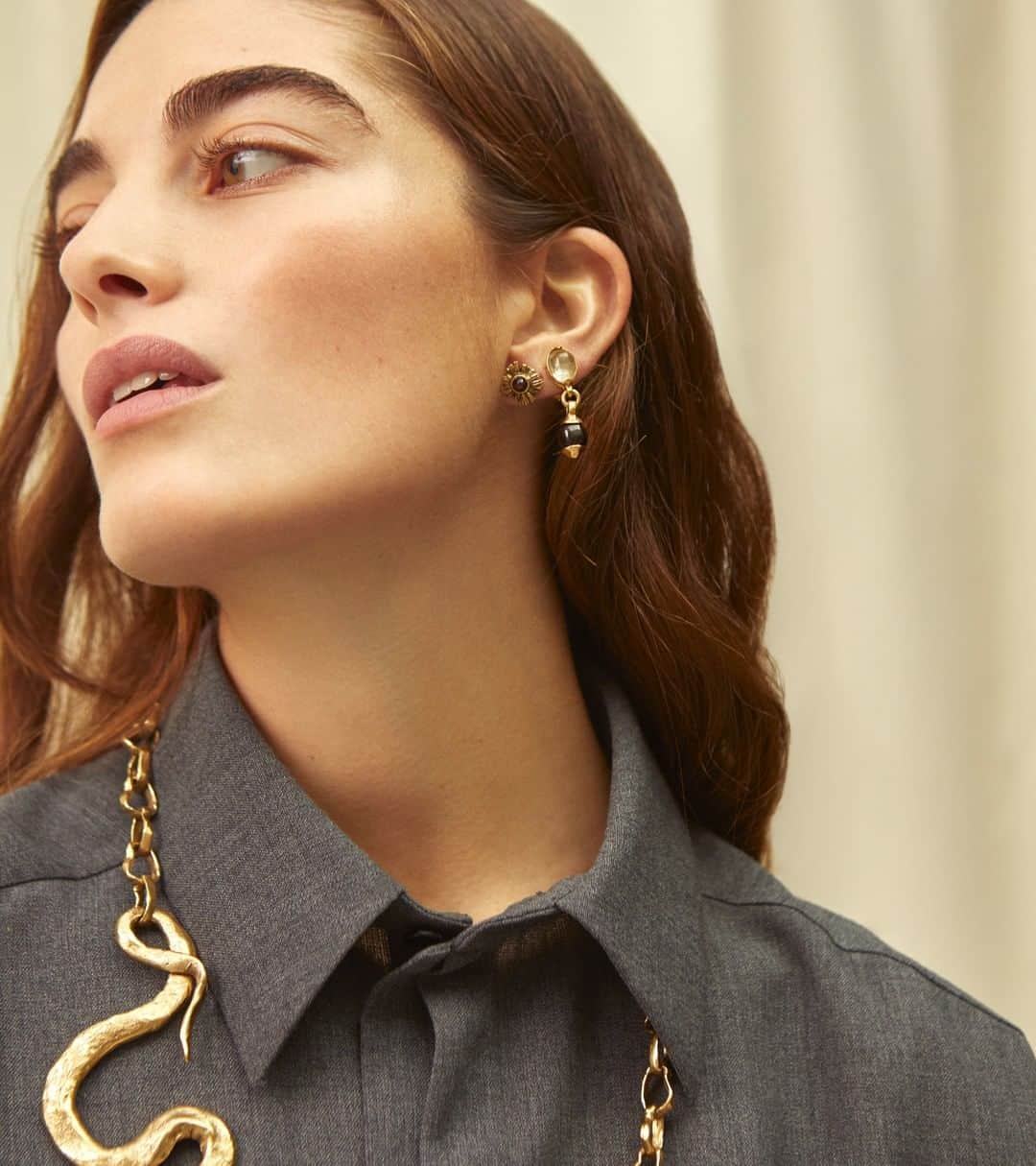 グーセンス パリのインスタグラム：「@Claratlan  wearing our TREFLE and GRAINES DE GEMMES earrings, matched with our Goossens X Harumi Klossowska de Rola snake necklace. . . #Goossens #snake #necklace #trefle #gemmes #yellow #gold @harumiklossowskaderola」