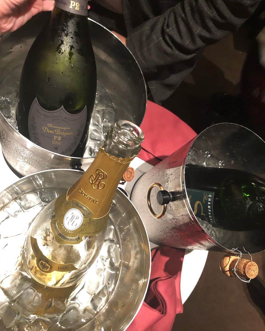 西宮由華のインスタグラム：「シャンパン飲みたいな〜🍾✨ 年末最後に最高に酔っ払いたい😂 . #キャバクラ #キャバ嬢 #キャバ #シャンパン #champagne #東京 #六本木 #西麻布 #シャンパン祭り #またしたいけど #その後 #爆睡します」