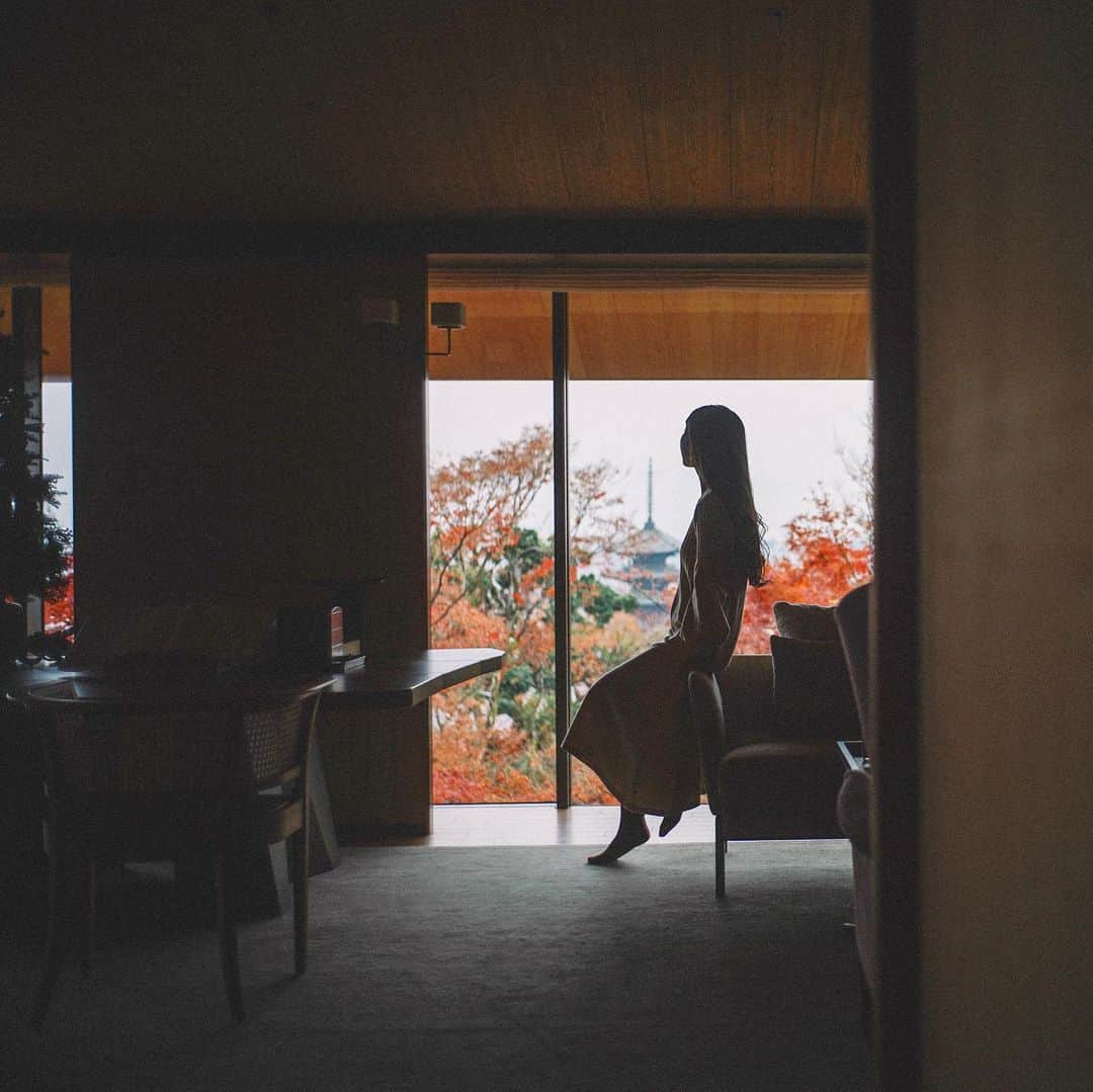 Naokoのインスタグラム：「surrounded with silence.. * パークハイアット京都のスイートルームは全部で9室。 そのうちパゴダハウスと東山ハウスへお邪魔して 静かなひと時をすごしました。  八坂の塔を始め京都の街が一望できる 本当に素晴らしい眺めでした。 華やかだけど落ち着きがあり まさにラグジュアリーを感じられる美しいお部屋でした。  #parkhyattkyoto #parkhyatt #hyatt #Ad」