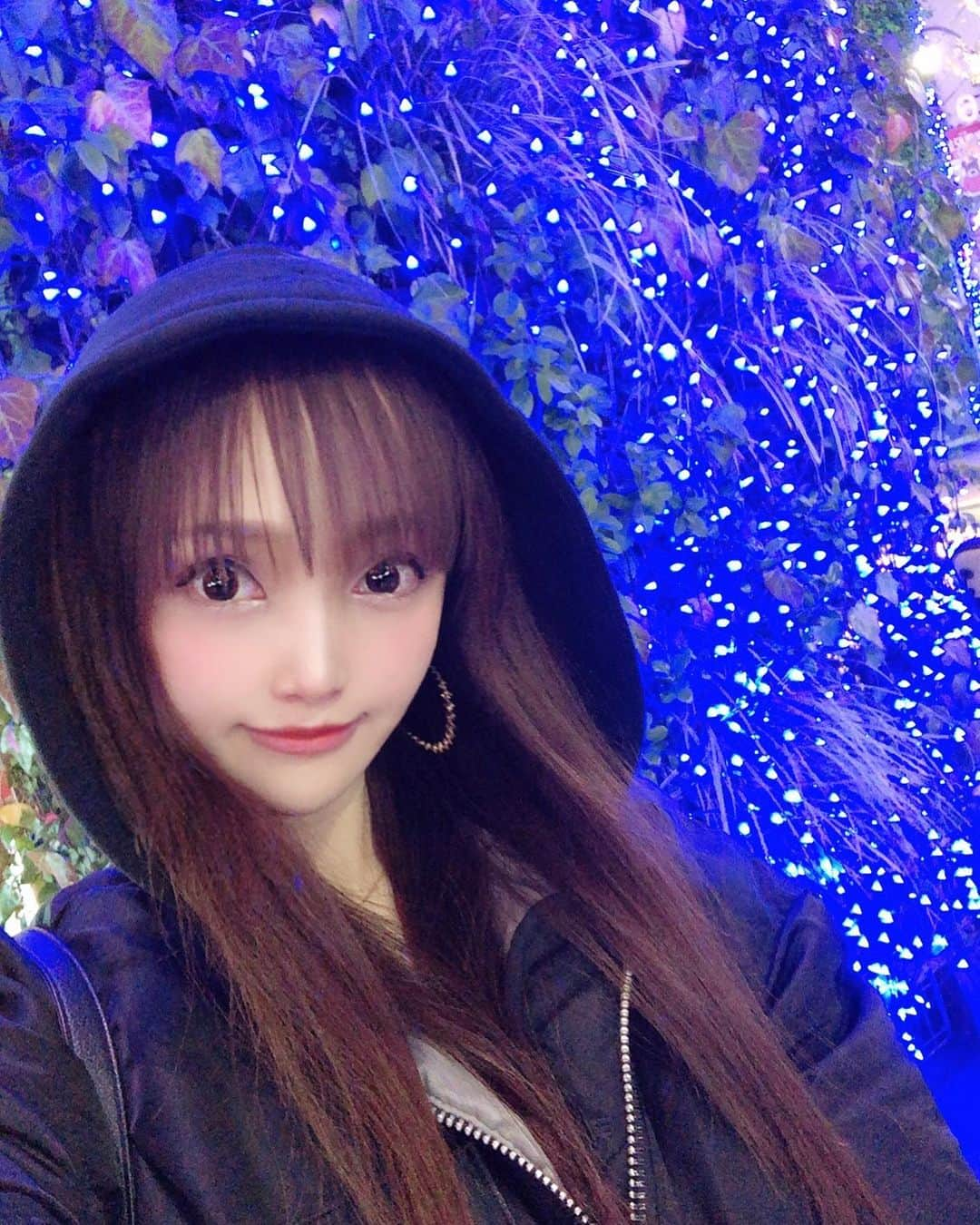 宇佐美あいりさんのインスタグラム写真 - (宇佐美あいりInstagram)「やぽ♡クリスマスもあっと言う間に終わっちゃってね❣️今年何もしてないwイルミネーションも見に行けてないのでモディ前で信号待ちの間にパシャリwイルミ気分wそしてどんどん毎日寒すぎる🥶極度の寒がりさんなのでもう最近ベッドからなかなか出れない🥺仕事納めまでがんばろう😖✨ #グラドル自画撮り部#クリスマス#xmas#終わり#何もしてない#次は#お正月#早く休みたい#毎日#寒い#寒いの苦手#極度#寒がり#冷え性#イルミネーション#行きたい#気分#信号待ち#渋谷#sibuya#モディ#japanesegirl#instadaily#instalike#igers #selfie#instagood#pleaselike#pleasefollow#followme」12月26日 21時29分 - airi.usami_official