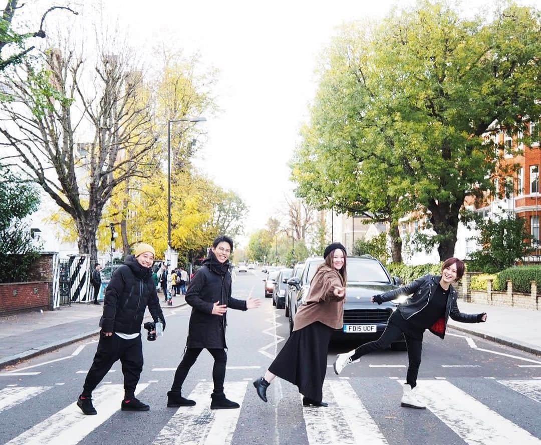 山本彩さんのインスタグラム写真 - (山本彩Instagram)「. カメラマンさん マネージャーさん ヘアメイクちむさん💂🇬🇧 . #london #ロンドン #AbbeyRoad #studio #shop #Beatles」12月26日 21時31分 - sayaka__714