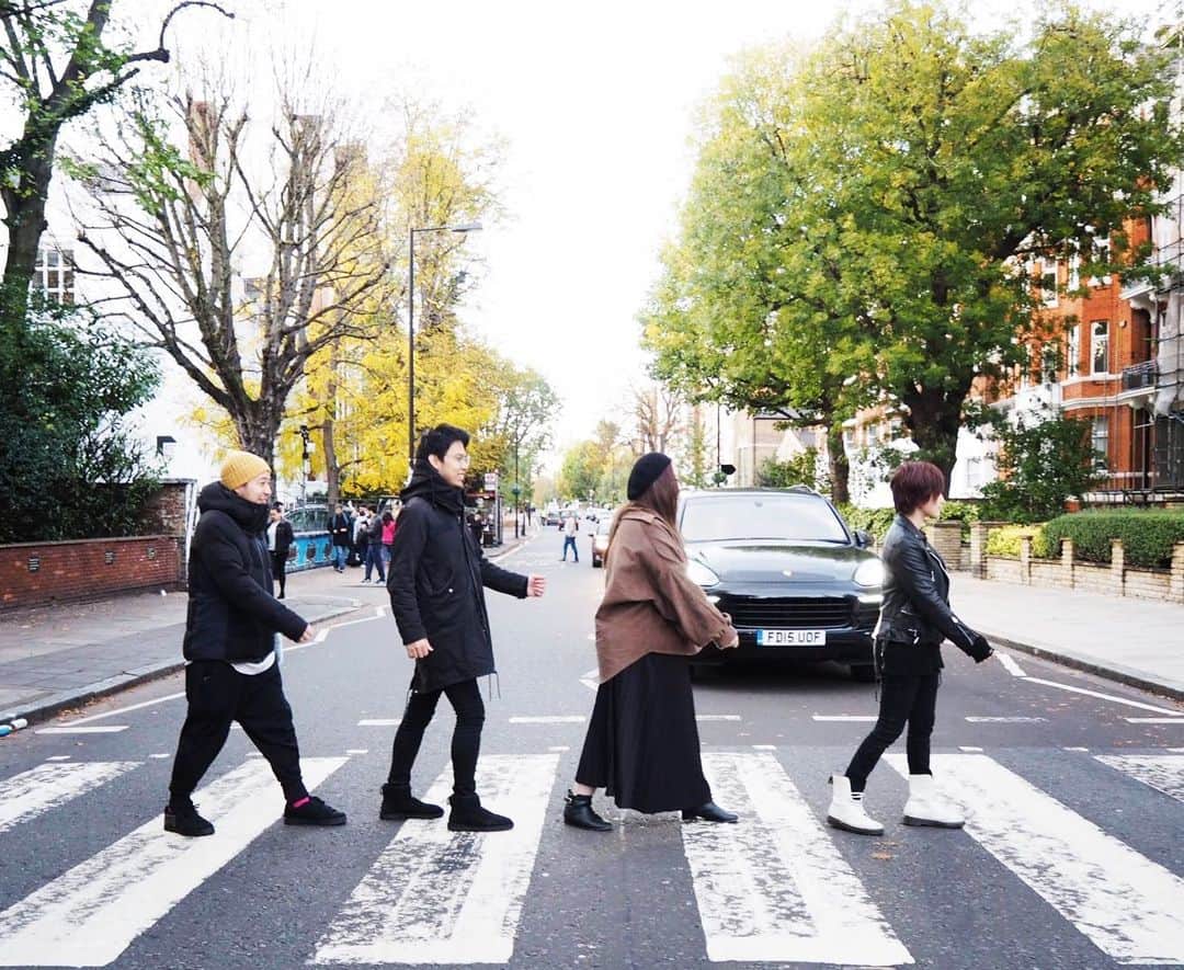 山本彩さんのインスタグラム写真 - (山本彩Instagram)「. カメラマンさん マネージャーさん ヘアメイクちむさん💂🇬🇧 . #london #ロンドン #AbbeyRoad #studio #shop #Beatles」12月26日 21時31分 - sayaka__714