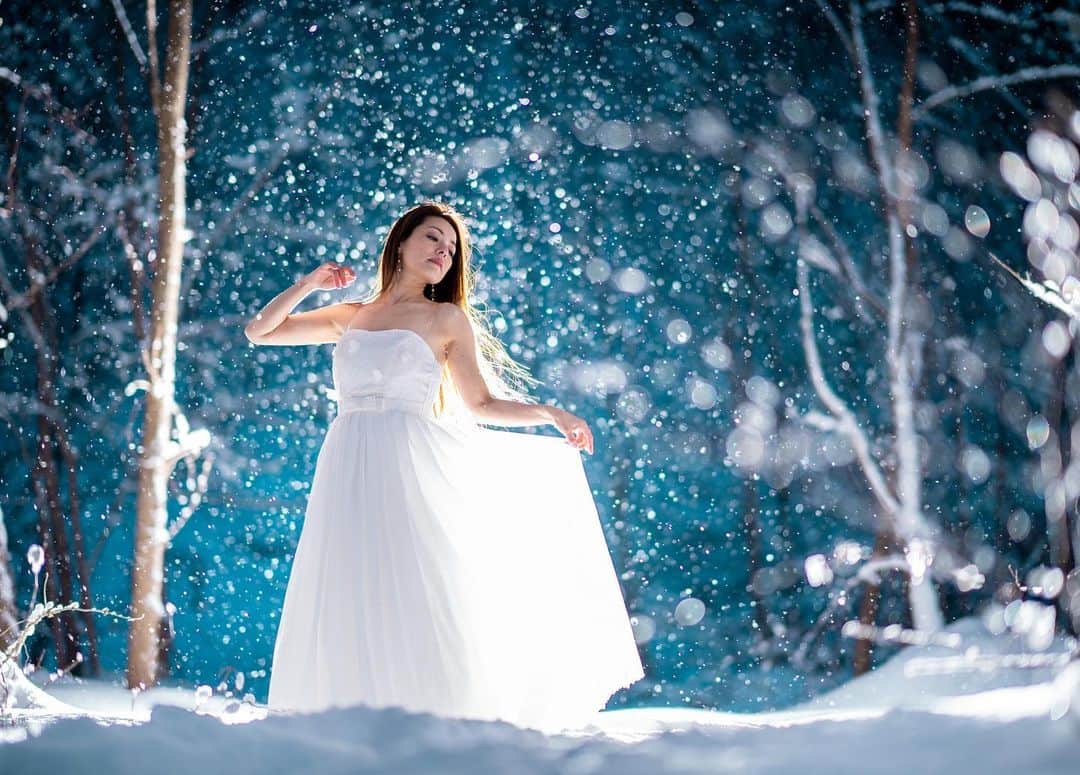 のインスタグラム：「今日もアップしまーす❗️雪最高❗️雪ポートレートの動画YouTubeにアップしたよ❗️コメント待ってまーす❗️青森で撮影❗️ . Model: @sakura.0510 . . 新しい @ilkomobile アカウントにiPhoneで撮ってるポートレートもアップしますよ！いい光があればカメラ&レンズはなんでもいいと思います . . #ストロビスト #ポートレート #Canon #なんmm #雪 #instagramjapan #綺麗 #東京カメラ部 #ig_today #sigmafp #tokyocameraclub #instalike #instagramhub #team_jp_ #vscogoodshot #marvelshots #fotodome #portrait_perfection #iphonephotography #イルコ #光の魔術師 #紅葉 #instagramhub #カメラ女子 #iphoneography  #lovers_nippon #ファインダー越しの私の世界 #写真好きな人と繋がりたい #portrait」