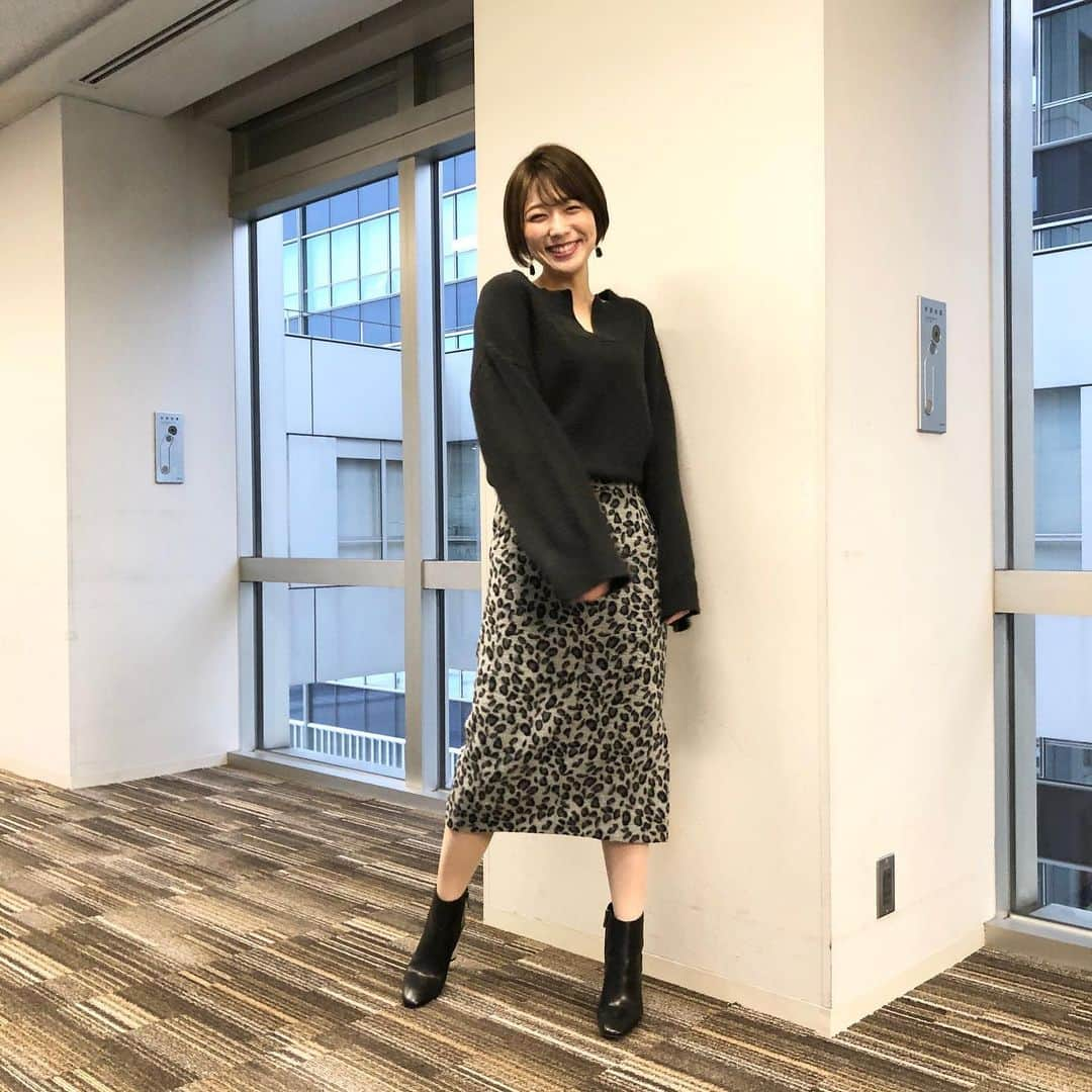 フジテレビ「めざましテレビ」さんのインスタグラム写真 - (フジテレビ「めざましテレビ」Instagram)「12月26日（木）きょう何着て行く？ ・ ファッション雑誌CanCamとコラボした お天気コーナー「きょう何着て行く？」 阿部華也子ちゃんの毎日のコーデを紹介♪ ・ 【きょうのコーデ】 コート→#N. 1万9000円 ニット→#UNRELISH 4500円 スカート→#MEWSREFINEDCLOTHES 7900円 靴→#CHARLES&KEITH 8500円 ストール→#FURLA 2万8000円 ピアス→#Lycka 1500円 ・ 【コーデのポイント】 クールな印象のアニマル柄スカートが主役🐯 チェスターコートを合わせてスパイシーに仕上げました✨ スカートと同じグレーのマフラーを巻いて 全体を落ち着かせれば大人っぽさもアップしますよ🙆‍♀️ ・ #めざましテレビ #きょう何着て行く？ #阿部華也子 #今日のコーデ#コーデ #CanCam #今日のファッション#ootd #きょう何着て行く？は月〜金朝6時22分ごろ放送！」12月26日 21時41分 - mezamashi.tv