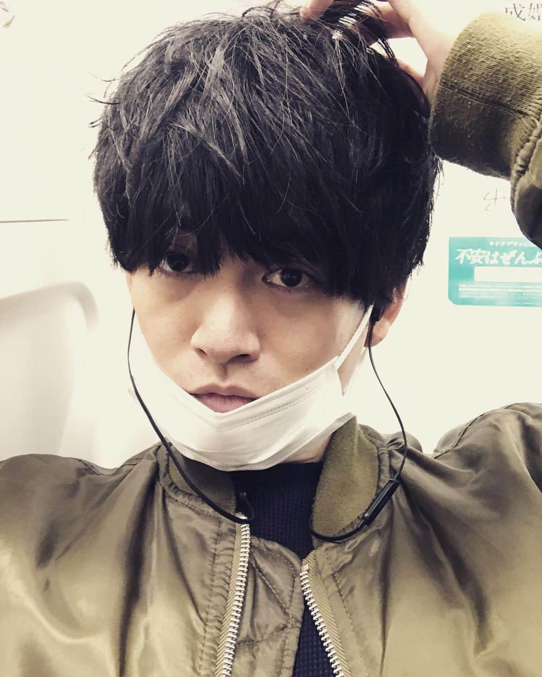 坂口和也さんのインスタグラム写真 - (坂口和也Instagram)「今日も1日お疲れ様でした‼️ やっぱり、お芝居っていいなぁ〜✨って思う1日になりました☺️ あ、長すぎた髪切って頂きましたよー✂️ エザキさんとお写真撮るの忘れちゃった🤣 #俳優 #役者 #grico #髪切った #軽い #無の顔 #心は #ウキウキ」12月26日 21時43分 - kazunari_sakaguchi