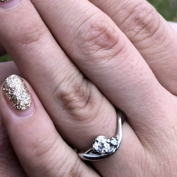 手作り指輪【ジュエリーアウラ】福岡さんのインスタグラム写真 - (手作り指輪【ジュエリーアウラ】福岡Instagram)「【サプライズ・プロポーズ】 3Dフルオーダーで制作した オリジナルの婚約指輪  彼と デザイナーyumiの コラボレーションデザイン。  大切な人に贈る 世界にヒトツの ダイヤモンド。  このダイヤモンドの 輝きには特別な秘密が…  気になる方は デザイナーyumiへ ご相談くださいませ💕  100%手作り&オーダーメイド専門店 あなたの輝きを引き出す 【ジュエリーアウラ】 www.au-ra.com  #ジュエリーアウラ #3Dオペレーターのいる店 #福岡北九州で人気のジュエリーサロン #オーダーメイドジュエリー #婚約指輪 #サプライズプロポーズ  #3Dデザインリング  #世界にヒトツの婚約指輪 #エンゲージリング  #プラチナ  #ご相談はデザイナーYUMIへ  #24時間ネット予約はHPより  #完全ご予約制度」12月26日 21時50分 - jewelry.aura
