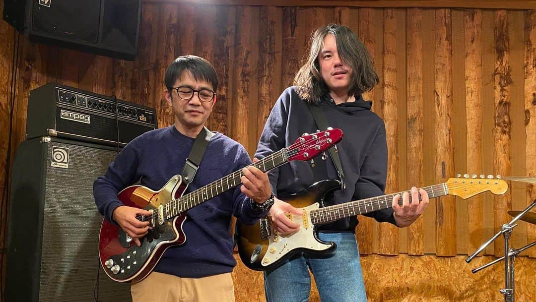 中川家さんのインスタグラム写真 - (中川家Instagram)「剛さんギターの練習をしました🎸♫ 講師はギタリストの林さんです🙆‍♀️ @yappapayayanen  #中川家剛 #ギター #講師林さん #ギタリスト #カネコアヤノバンド #インスタ凍結から復活しました」12月26日 22時02分 - nakagawake.tsu.re