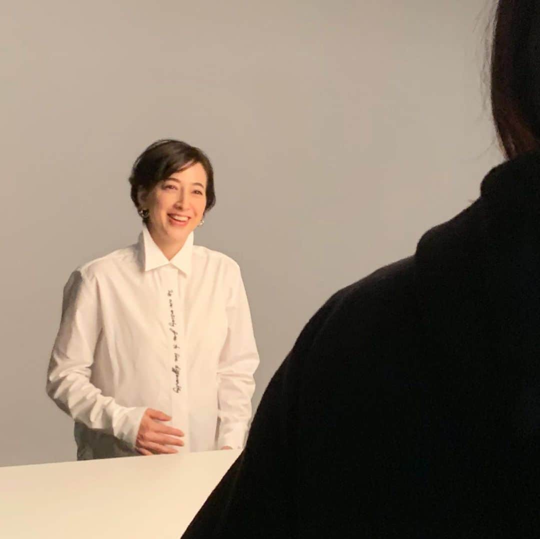 のインスタグラム：「撮影中の滝川クリステルさん⭐︎ 慈愛に満ちたお顔をされておりましたー。 12月28日発売の婦人画報2月号でもっと詳しく！  #婦人画報 #fujingaho  #fujingahojp  #滝川クリステル」