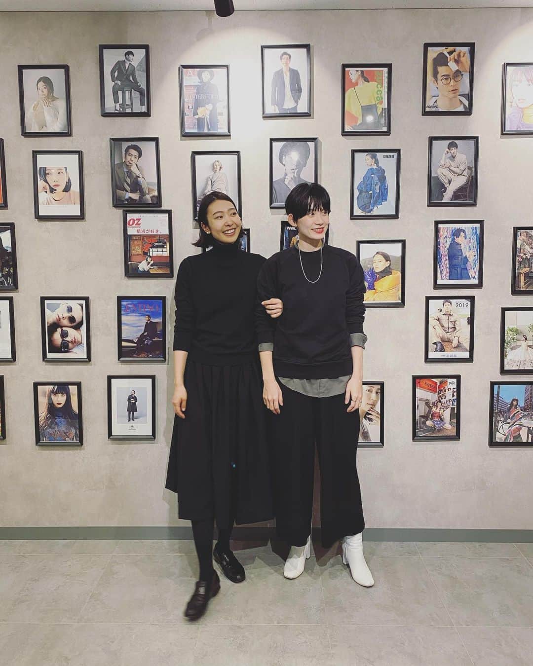 平山奈美のインスタグラム：「@事務所  ドレスコートは黒 w @hoyan0527 .  2019は出産育休でゆっくりさせてもらった分2020バチコんいきます。 モデルのみんな、マネージャーの皆さま、そしてboss、今年もお疲れ様でした、ありがとうございました。来年も平山奈美を宜しくお願いします。 .  #ドレスコード #黒 #ツインズ #事務所 #挨拶 #2019 #ありがとう #ママコーデ #大人コーデ #大人きれいめコーデ #黒コーデ #ブラックコーデ #赤リップ #ママ #男の子ママ #ショートヘア #ハンサムショート #モノトーンコーデ  #プチプラ #ユニクロ」